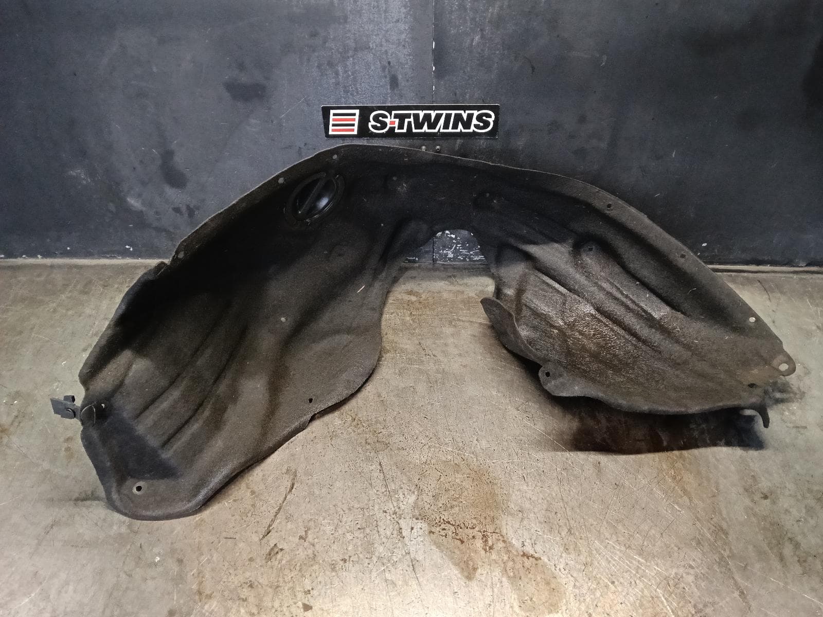 Used auto part listing image: 2015 JEEP GRANDCHEROKEE LEFT GUARD LINER WK, FRONT, NON SRT8/SRT/TRACKHAWK, 10/10-02/22 0000403306