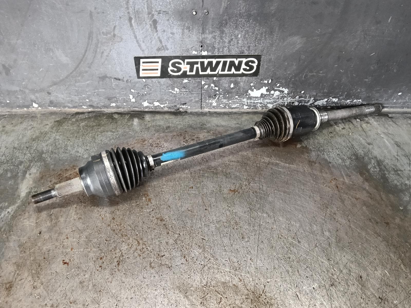 Used auto part listing image: 2015 JEEP GRANDCHEROKEE RIGHT DRIVESHAFT FRONT, WK, PETROL, 04/13-02/22 0000403320