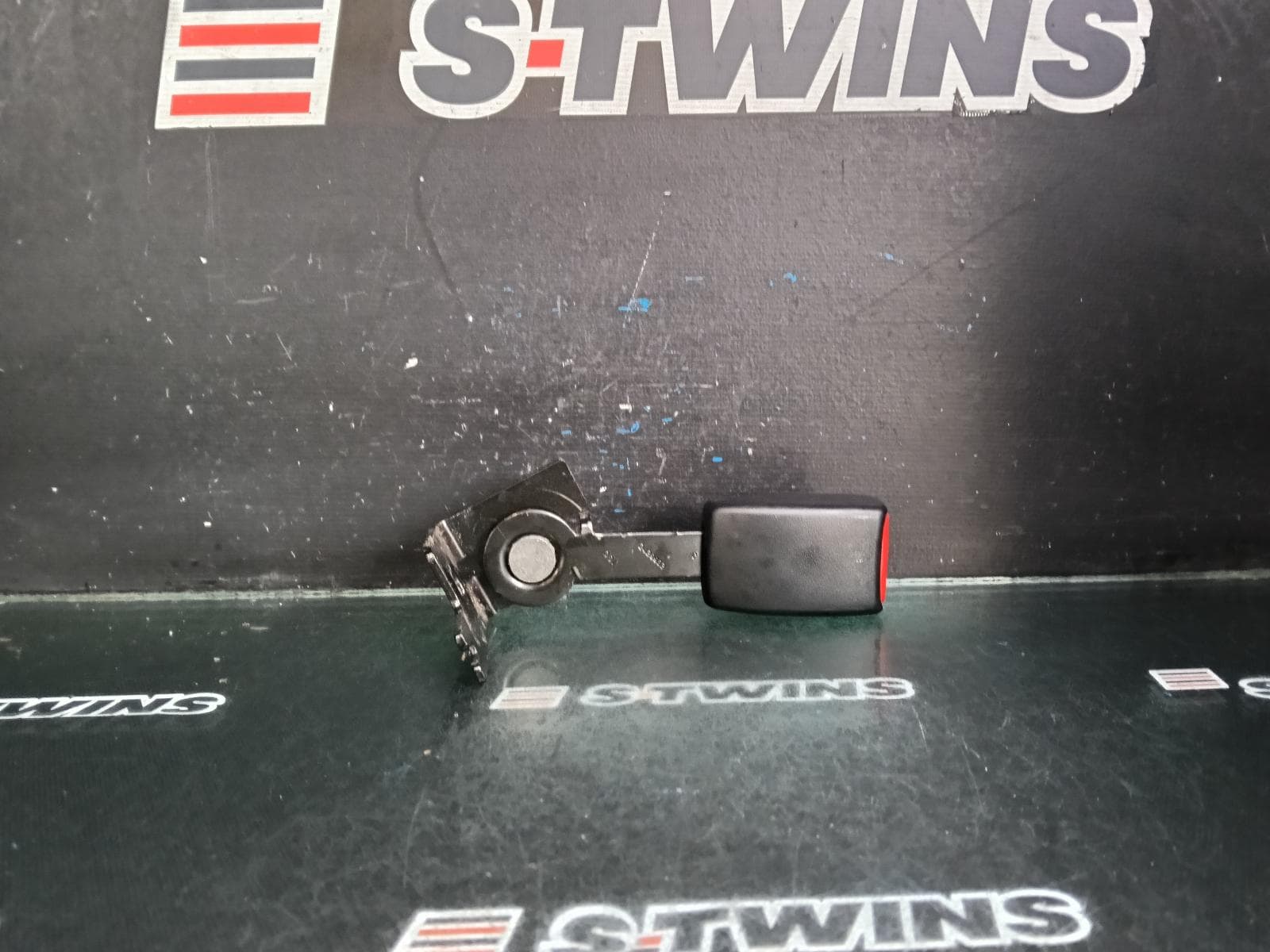 Used auto part listing image: 2015 JEEP GRANDCHEROKEE SEAT BELT STALK LH REAR, SEAT BELT STALK ONLY, WK, 10/10-08/18 0000403325