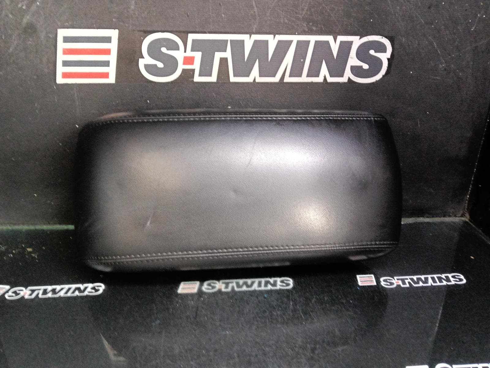 Used auto part listing image: 2015 JEEP GRANDCHEROKEE CONSOLE CONSOLE LID ONLY, LEATHER, WHITE STITCH, WK, 10/10-02/22 0000403328