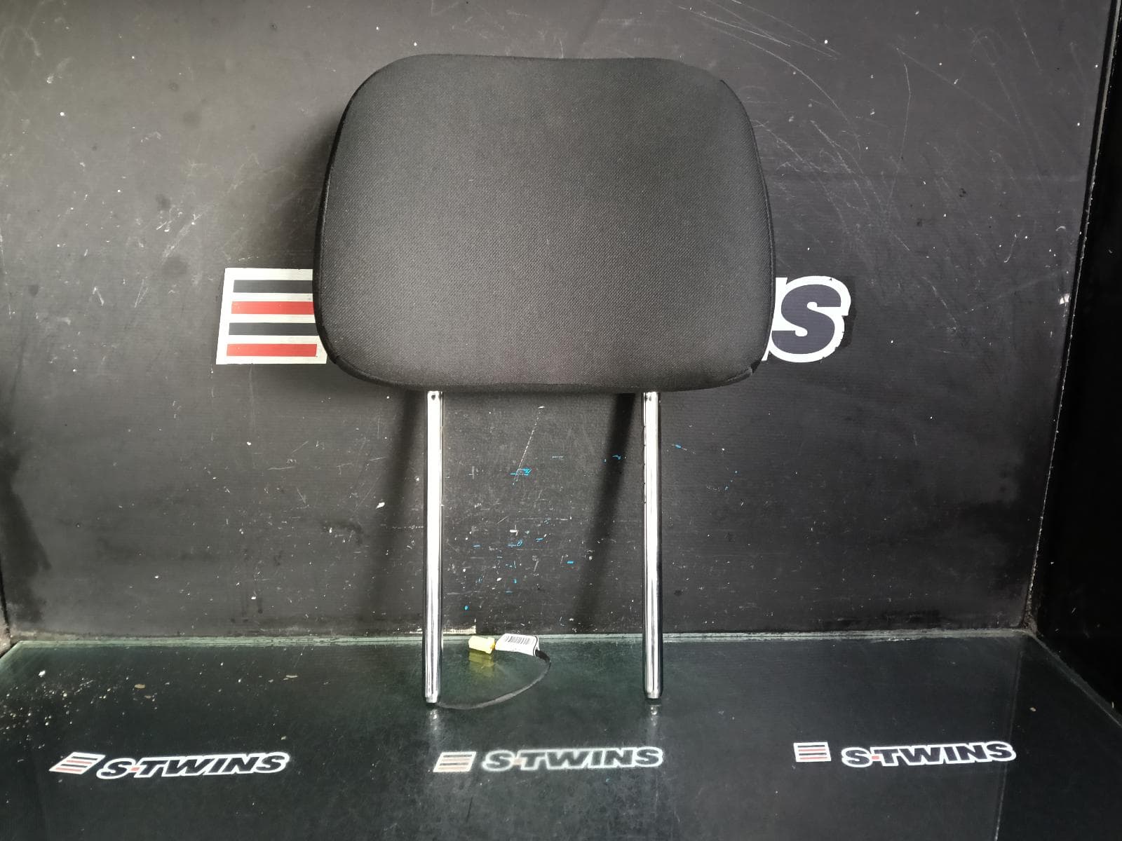 Used auto part listing image: 2015 JEEP GRANDCHEROKEE HEADREST RH FRONT, CLOTH, BLACK, WK, 10/10-02/22 0000403330