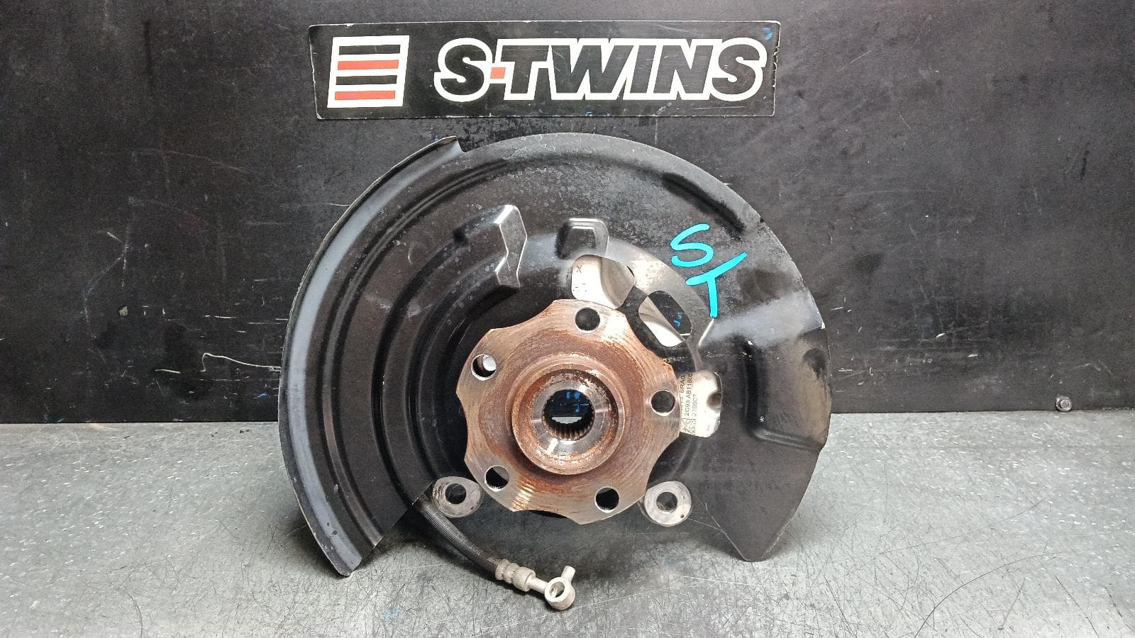 Used auto part listing image: 2022 MITSUBISHI OUTLANDER LEFT FRONT HUB ASSEMBLY ZM, NON PHEV TYPE, 08/21- 0000402363