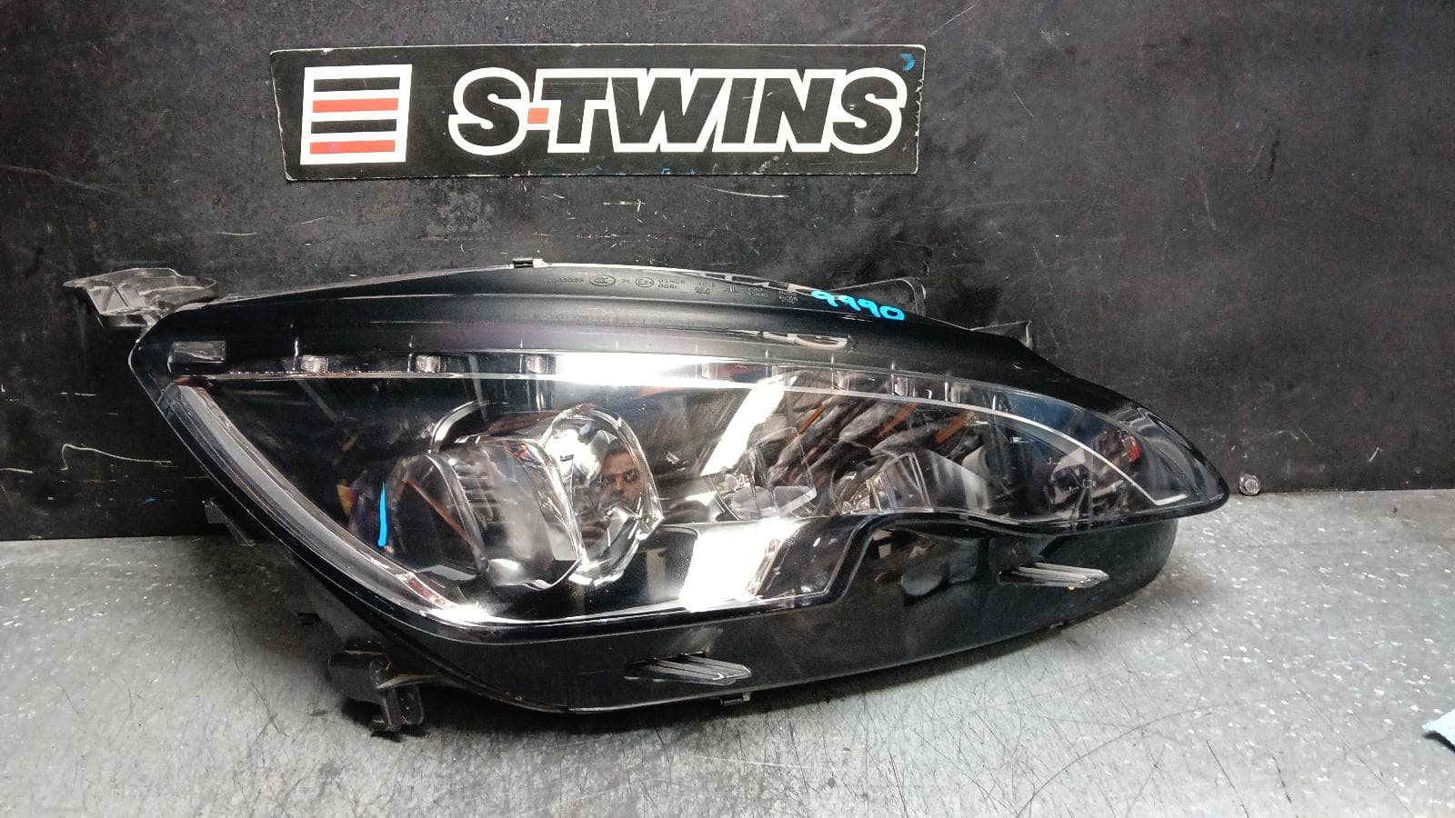 Used auto part listing image: 2016 PEUGEOT 308 RIGHT HEADLAMP T9, LED, W/ DAYTIME RUNNING LAMP TYPE, 10/14-06/17 0000402590