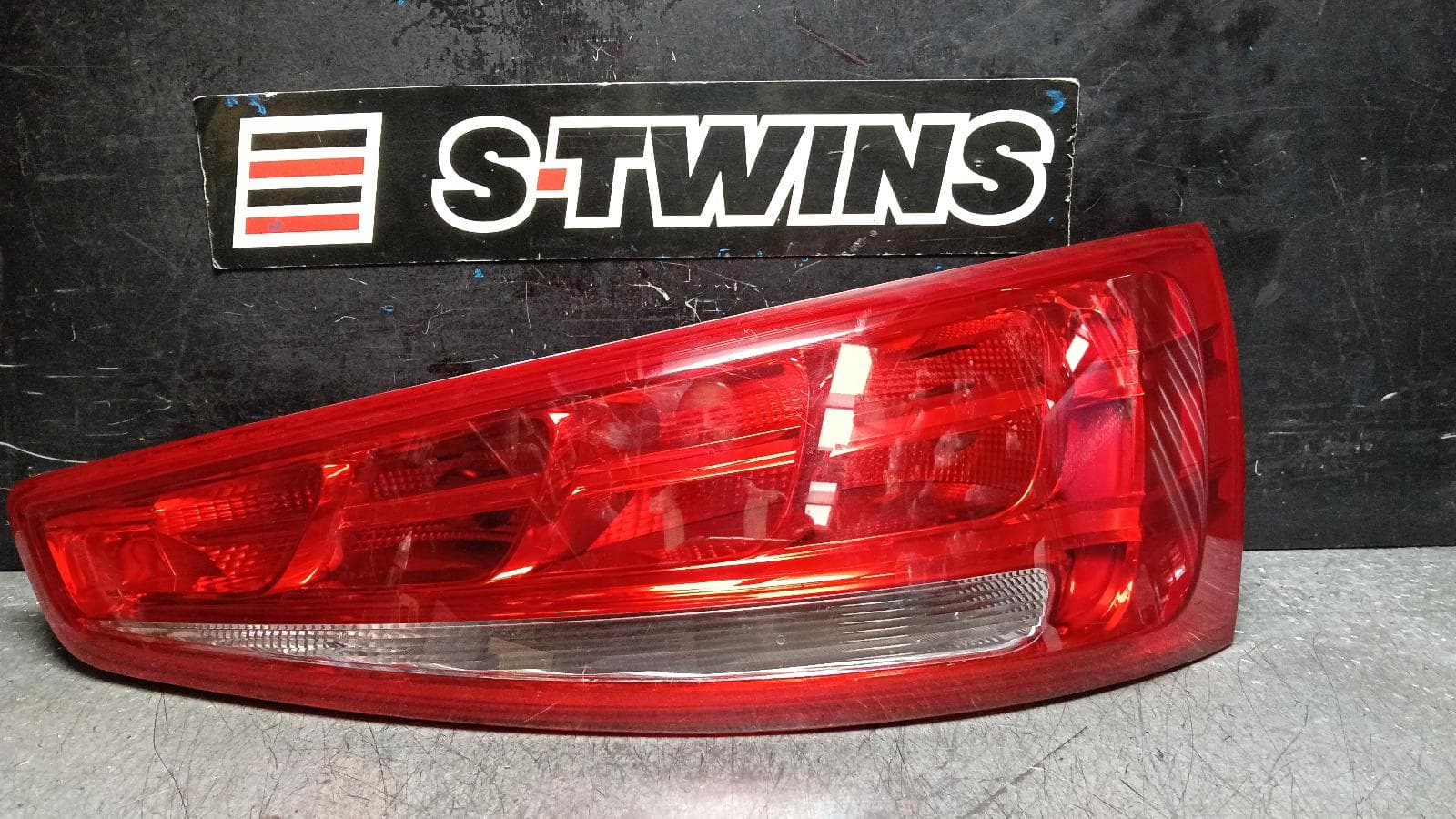 Used auto part listing image: 2014 AUDI Q3 RIGHT TAILLIGHT IN TAILGATE, 8U, Q3/RSQ3, LED TYPE (10TH VIN DIGIT C,D,E), 03/12-02/15 0000399893