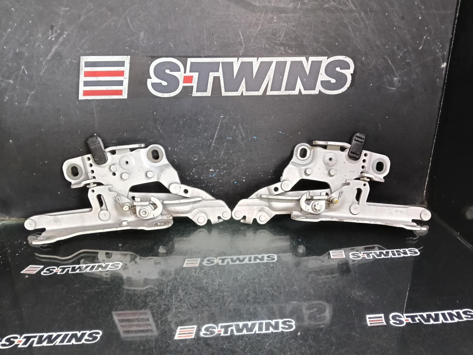 Used auto part listing image: 2014 BMW 3 SERIES BONNET HINGE STRUT F34, GRAN TURISMO, 06/13-12/19 0000402620