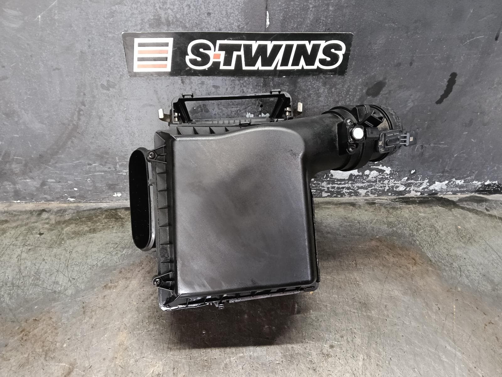 Used auto part listing image: 2013 MERCEDES B CLASS AIR CLEANER BOX AIR CLEANER, W246, DIESEL, 1.8, TURBO, 07/11-01/15 0000406991