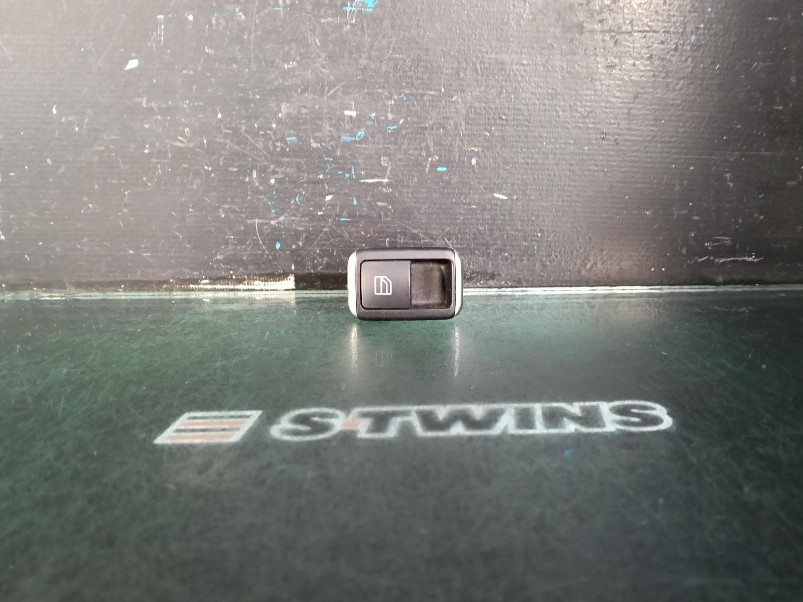 Used auto part listing image: 2013 MERCEDES B CLASS PWR DR WIND SWITCH LH FRONT/LH REAR/RH REAR, W246, 12/11-02/19 0000407005