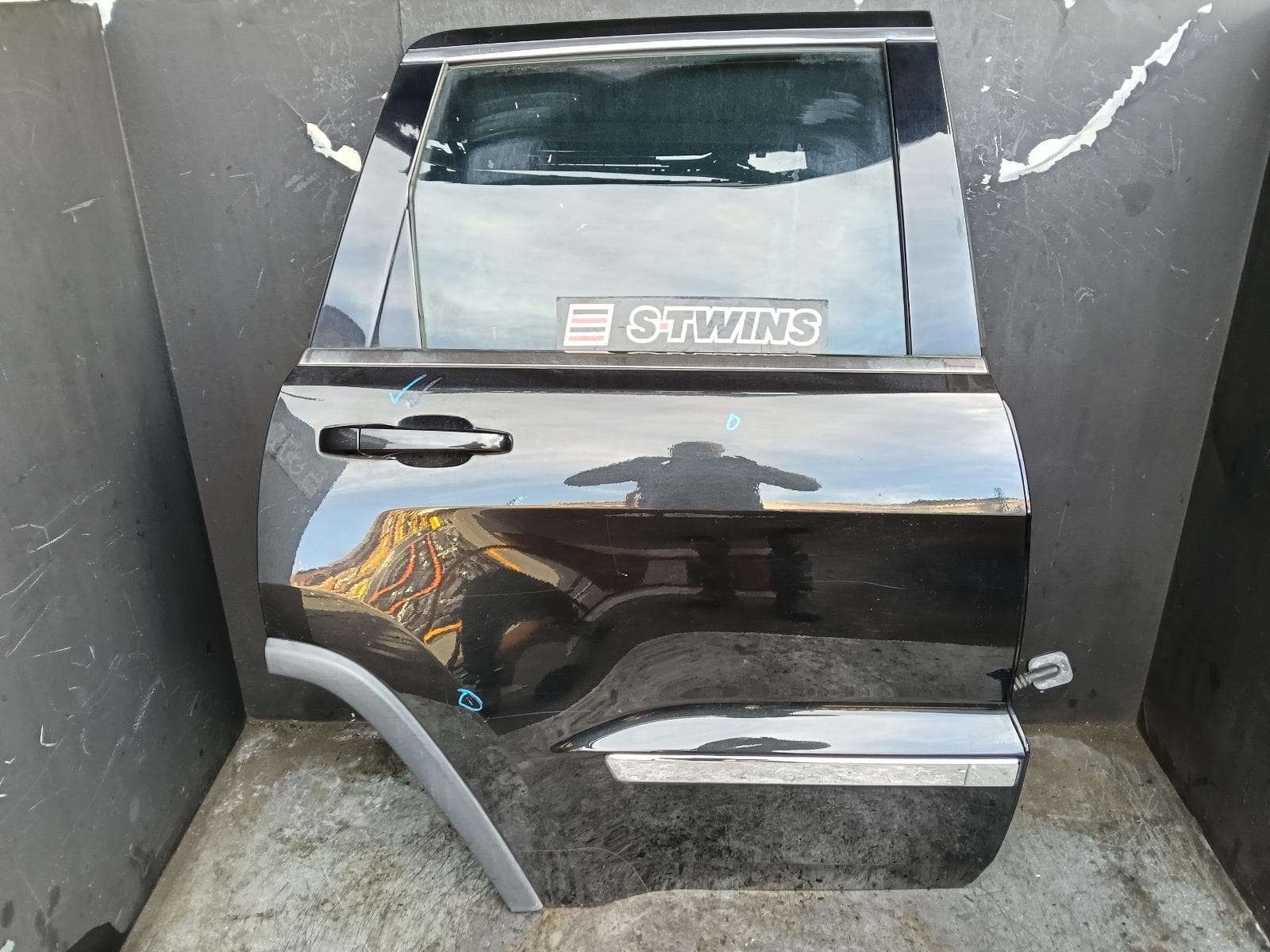 Used auto part listing image: 2012 JEEP GRANDCHEROKEE RIGHT REAR DOOR SLIDING WK, W/ MOULD TYPE, 10/10-03/13 0000405736
