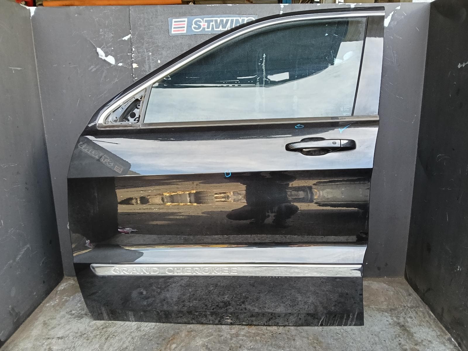 Used auto part listing image: 2012 JEEP GRANDCHEROKEE LEFT FRONT DOOR WK, W/ MOULD TYPE, 10/10-03/13 0000405733