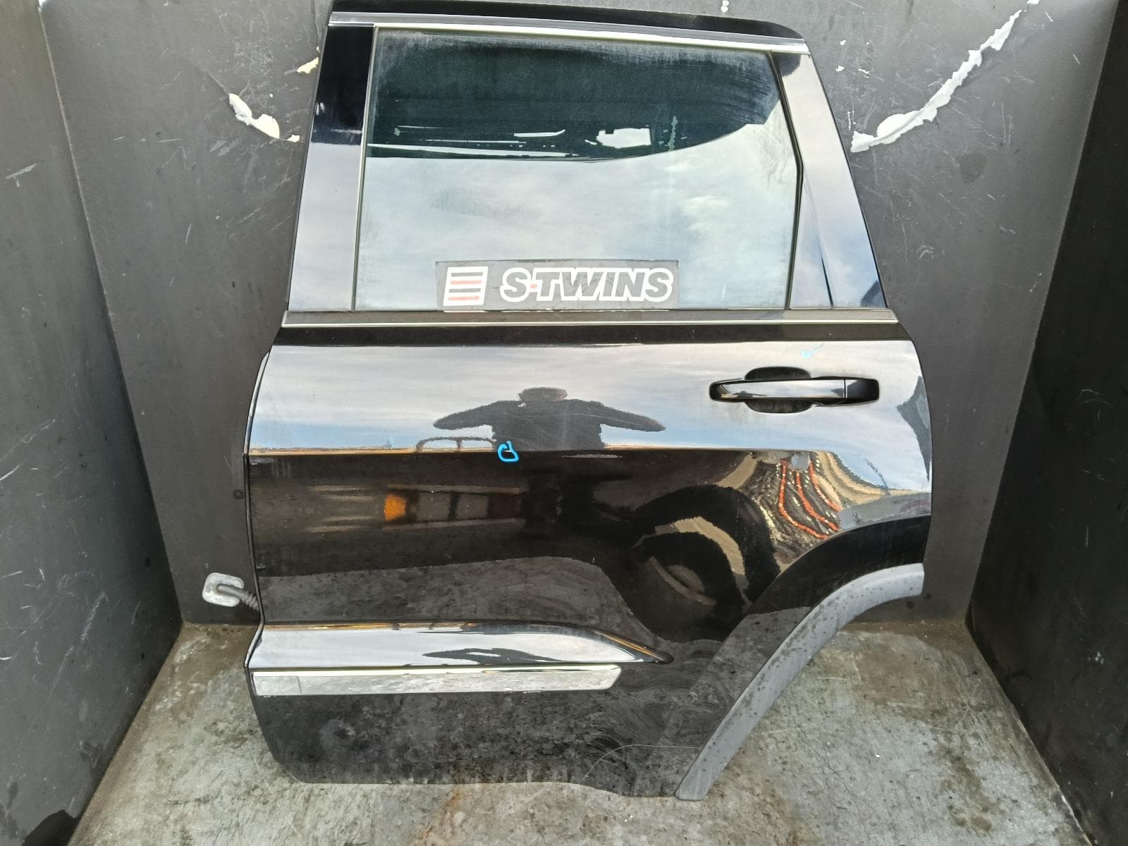 Used auto part listing image: 2012 JEEP GRANDCHEROKEE LEFT REAR DOOR SLIDING WK, W/ MOULD TYPE, 10/10-03/13 0000405735