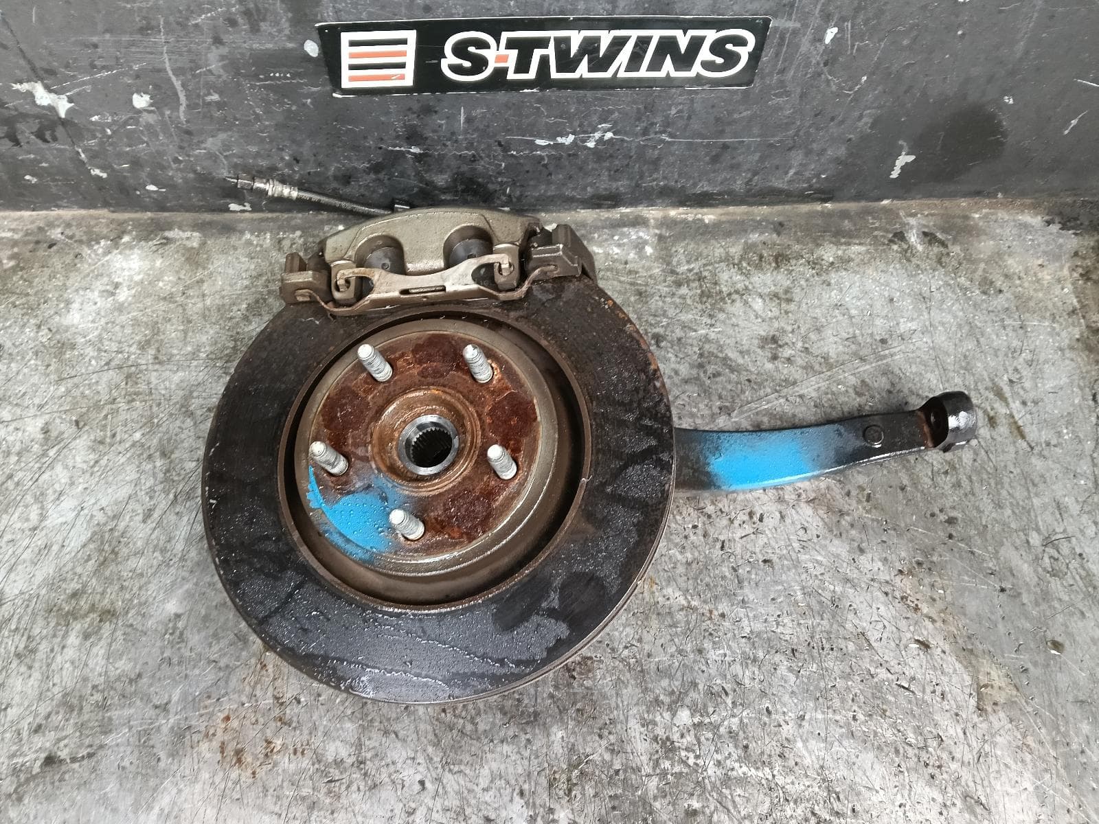 Used auto part listing image: 2012 JEEP GRANDCHEROKEE RIGHT FRONT HUB ASSEMBLY WK, 2WD/4WD, NON SRT8/SRT, 10/10-09/16 0000405880