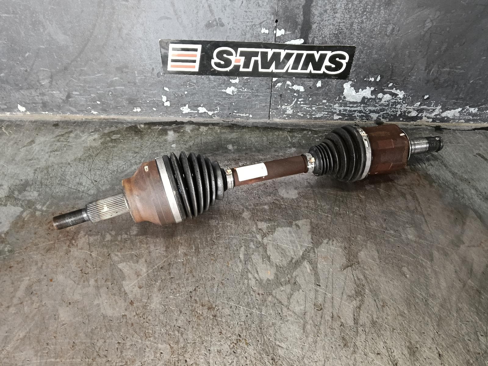 Used auto part listing image: 2012 JEEP GRANDCHEROKEE LEFT DRIVESHAFT FRONT, WK, 10/10-03/13 0000406044