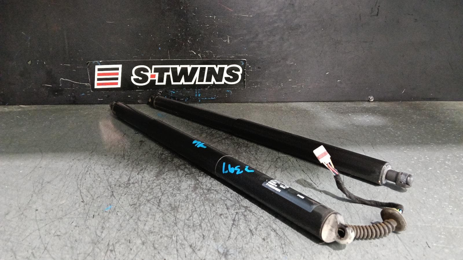 Used auto part listing image: 2021 LDV D90 HATCH STRUT SV9A, TAILGATE STRUT (PAIR), POWER LIFTGATE TYPE, 11/17- 0000402718