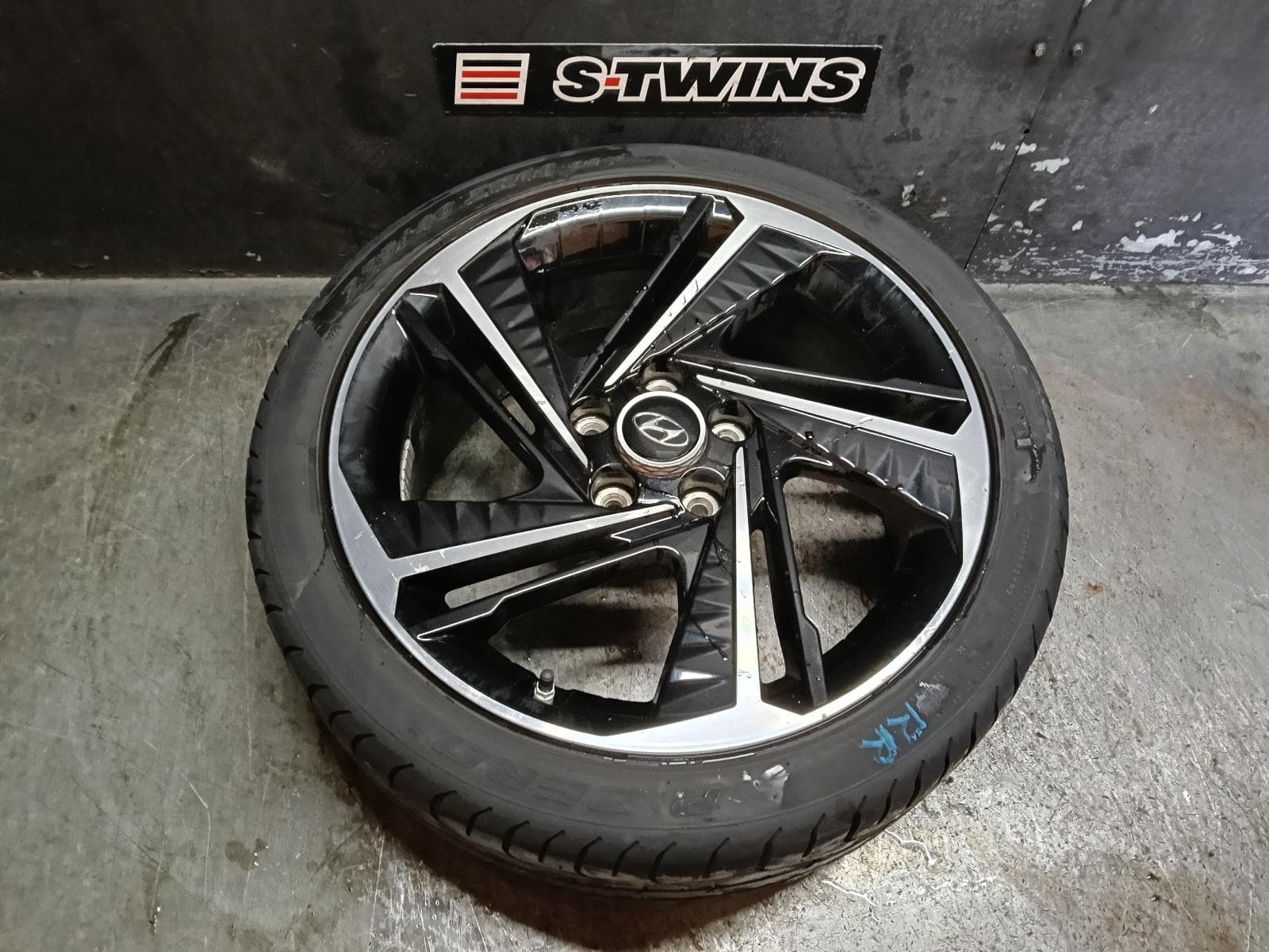 Used auto part listing image: 2022 HYUNDAI I30 WHEEL MAG FACTORY, 18X8IN, 5 SINGLE SPOKE, BI.COLOUR, CN7, SEDAN (S.KOREA VIN-KMHL), 08/20-02/23 0000402778