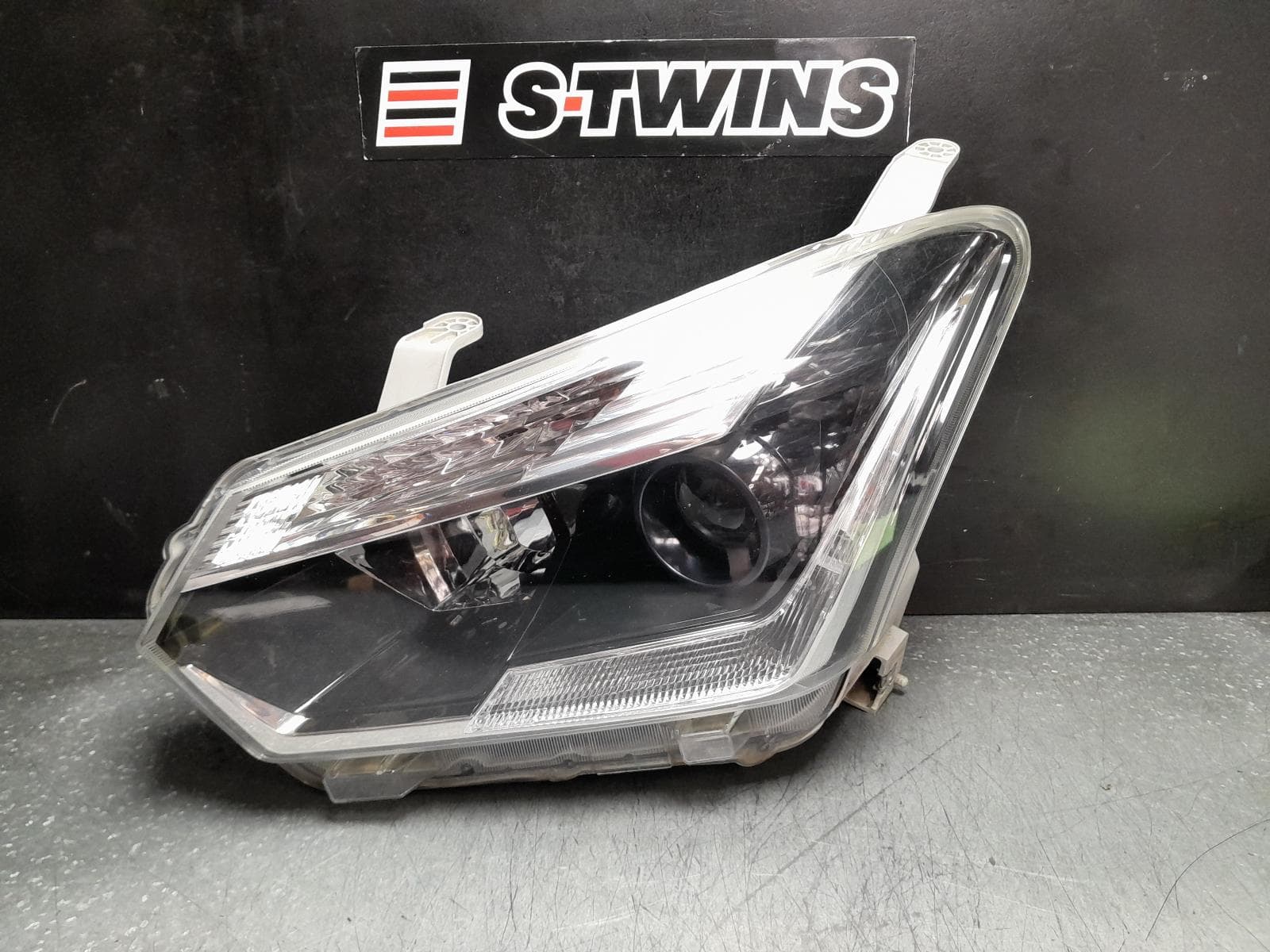 Used auto part listing image: 2019 ISUZU DMAX LEFT HEADLAMP RC, PROJECTOR TYPE, 11/16-06/20 0000371967