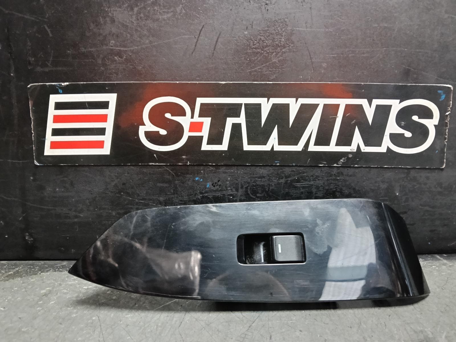 Used auto part listing image: 2018 MAZDA CX5 PWR DR WIND SWITCH LH FRONT, NON CHROME INSERT, KF, 02/17-03/26 0000409751