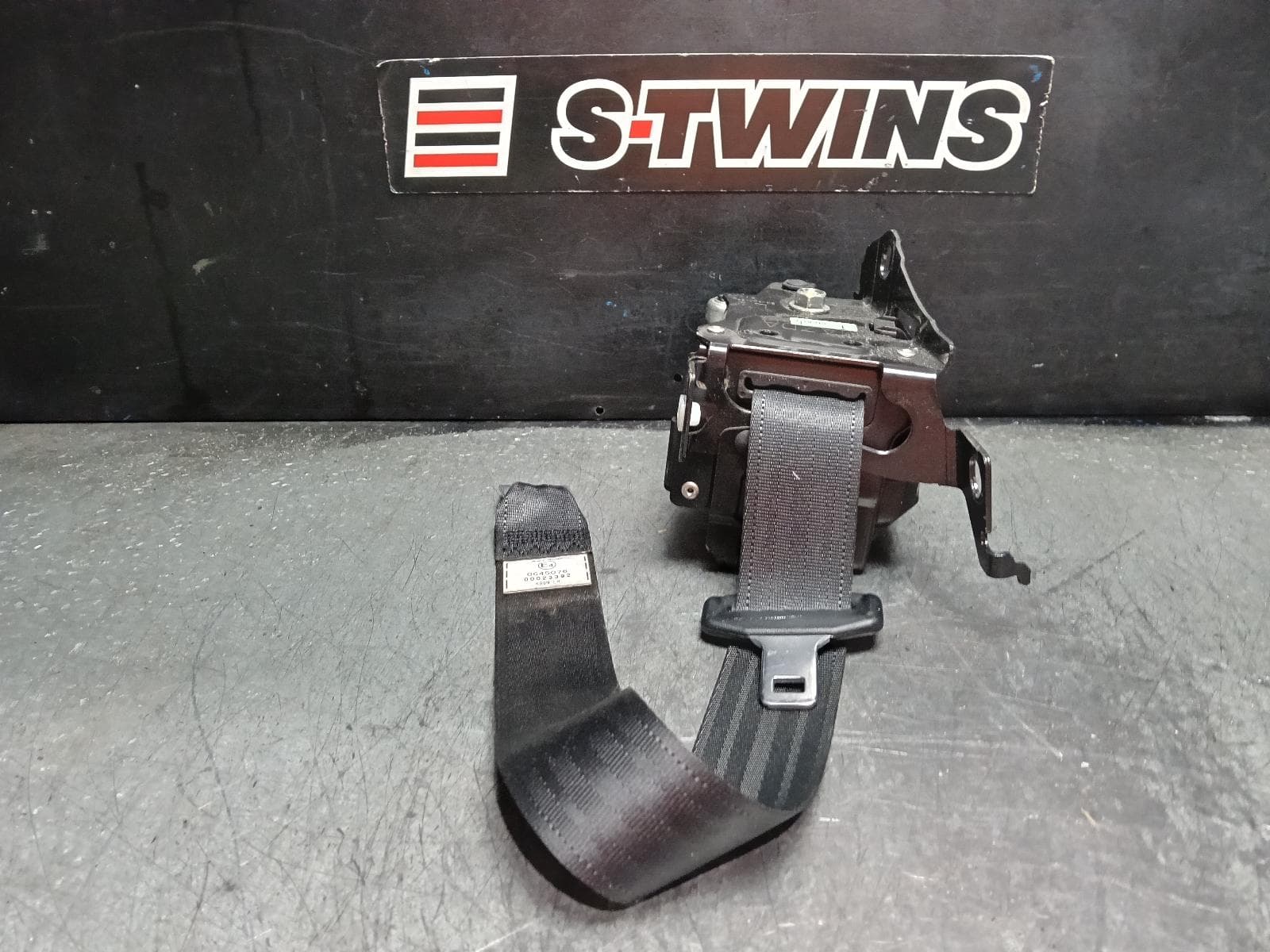 Used auto part listing image: 2018 MAZDA CX5 SEAT BELT STALK LH REAR, SEAT BELT ONLY, KF, 02/17-03/26 0000409760