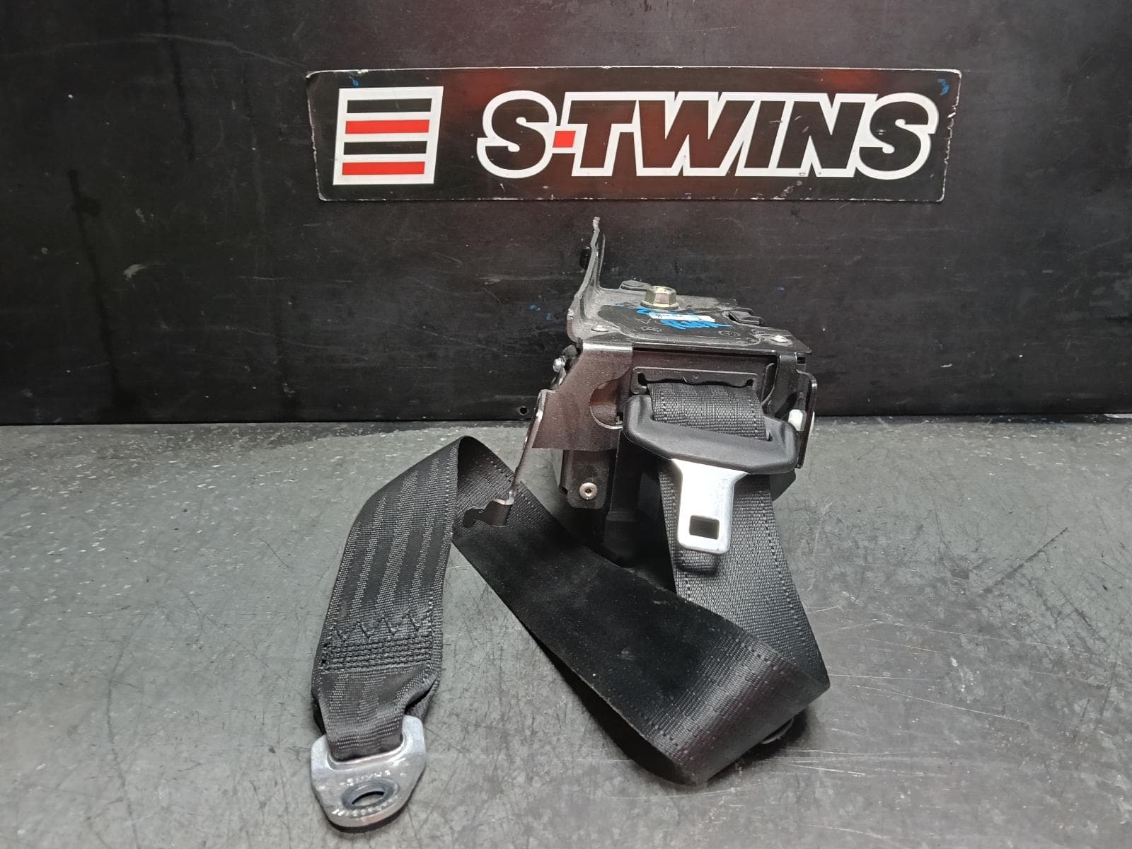 Used auto part listing image: 2018 MAZDA CX5 SEAT BELT STALK RH REAR, SEAT BELT ONLY, KF, 02/17-03/26 0000409761