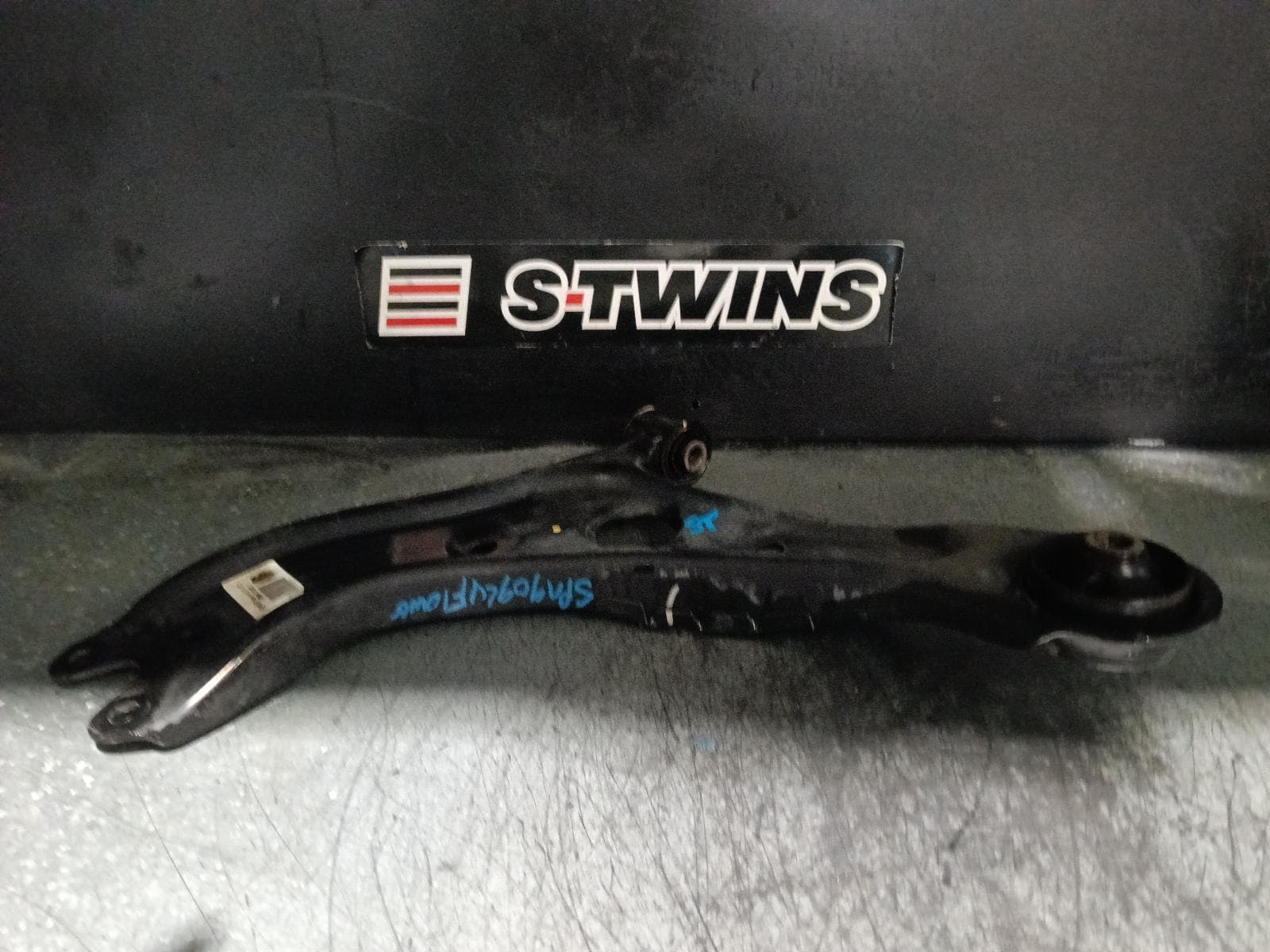 Used auto part listing image: 2015 HYUNDAI TUCSON LEFT FRONT LOWER CONTROL ARM TL, KOREAN BUILT (VIN KMHJ), 06/15-06/18 0000407457