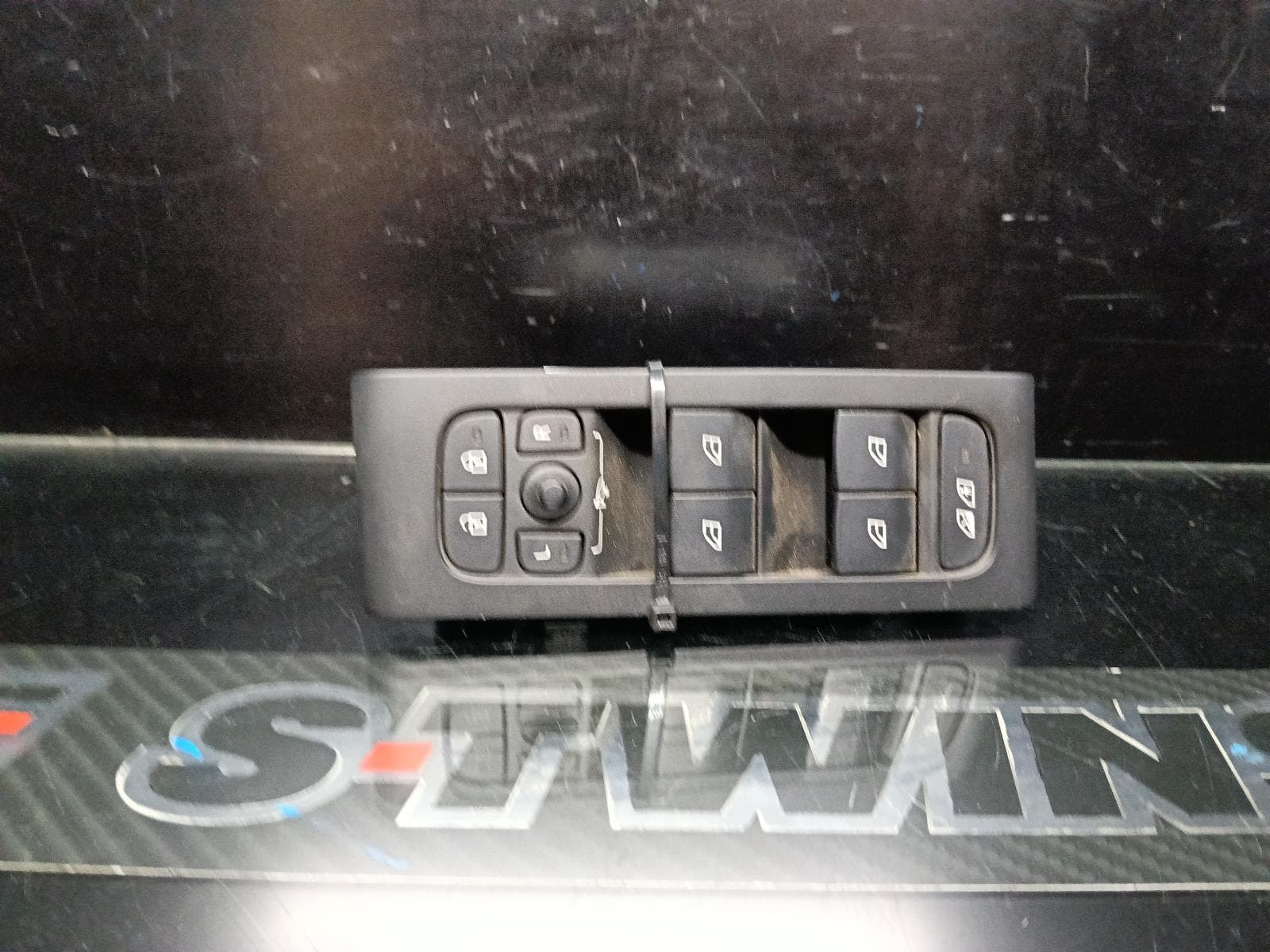 Used auto part listing image: 2020 VOLVO XC40 PWR DR WIND SWITCH RH FRONT (MASTER SWITCH), 02/18- 0000402880