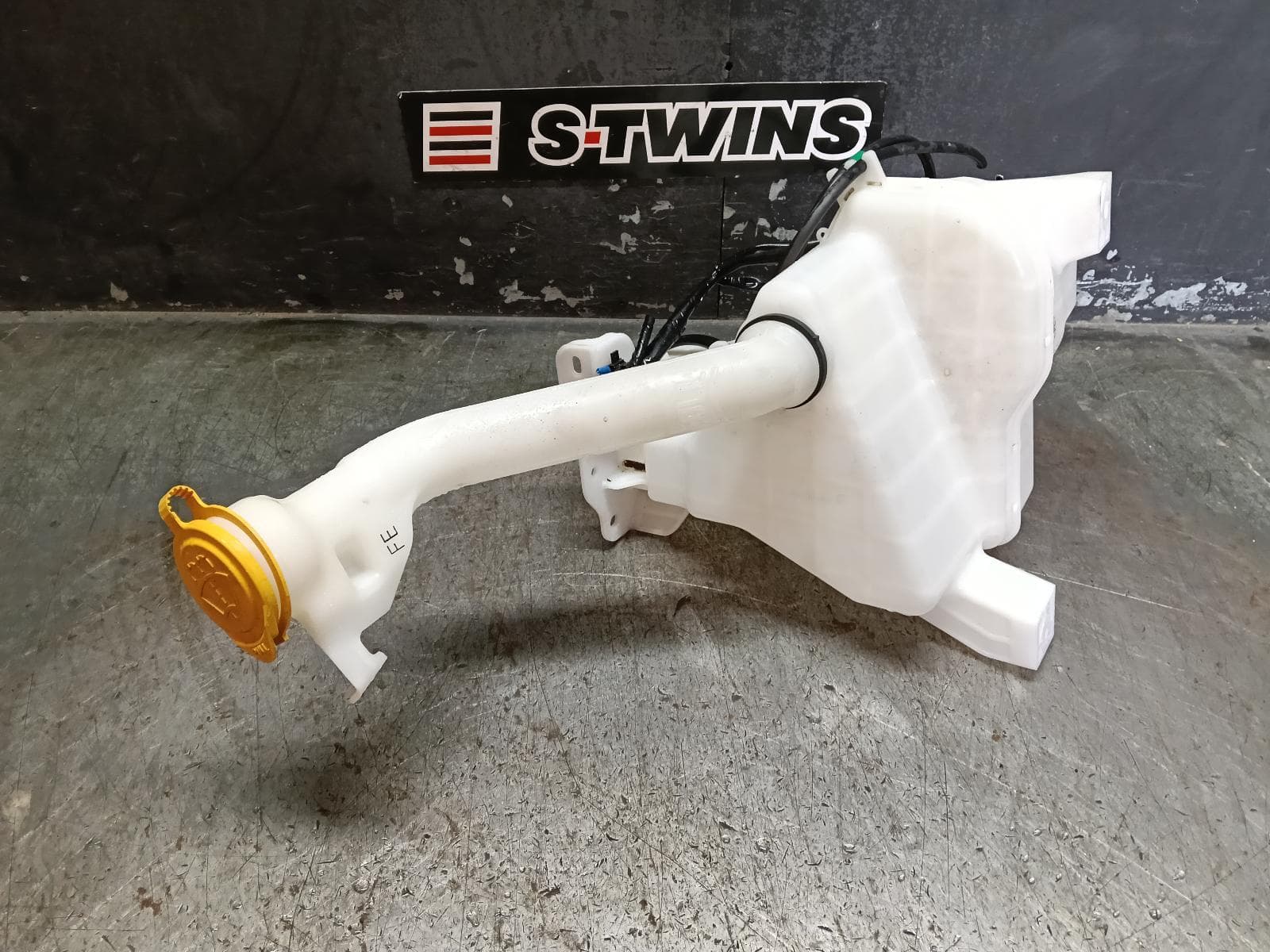 Used auto part listing image: 2019 SUBARU XV WASHER BOTTLE NON H/LAMP WASHER TYPE, G5X, 03/17-06/23 0000404042