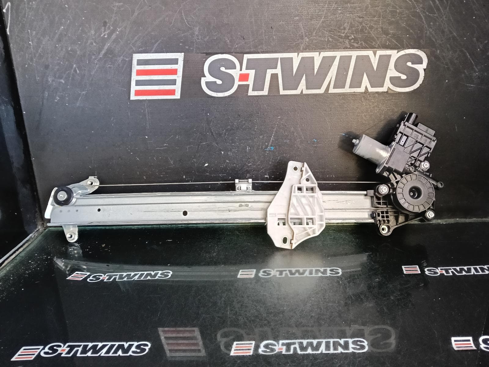 Used auto part listing image: 2019 SUBARU XV RIGHT FRONT WINDOW REG MOTOR G5X, DOOR REG ASSY (REG AND MOTOR), 03/17-06/23 0000404029