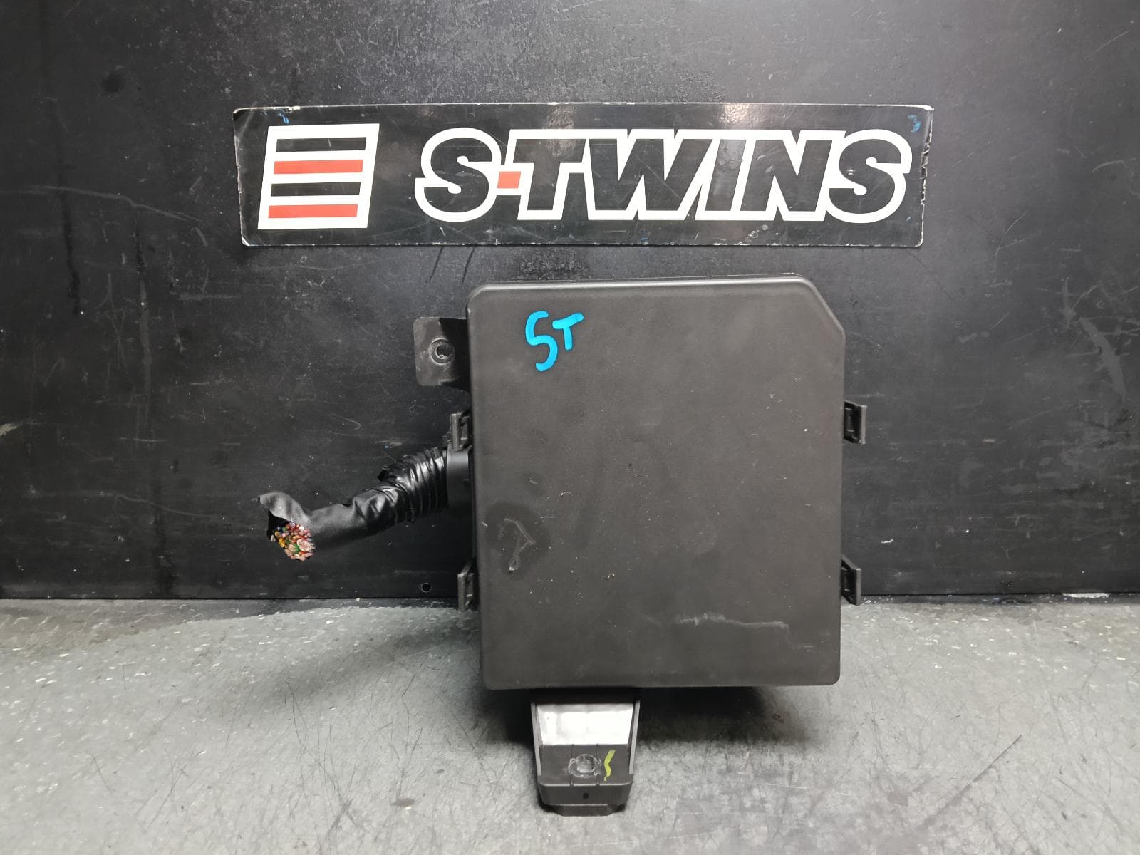 Used auto part listing image: 2024 NISSAN NAVARA FUSE BOX NP300, ENGINE BAY (LH SIDE), DIESEL, HORN RELAY BOX, RECTANGLE TYPE, 04/15- 0000408187
