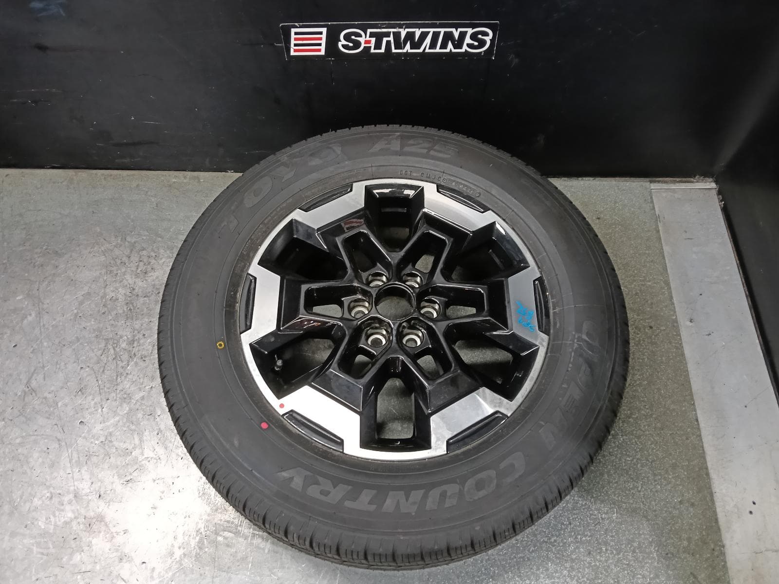 Used auto part listing image: 2024 NISSAN NAVARA WHEEL MAG NP300, FACTORY, 18X7IN, 6 SPOKE, BICOLOUR, 04/18-12/25 0000408206
