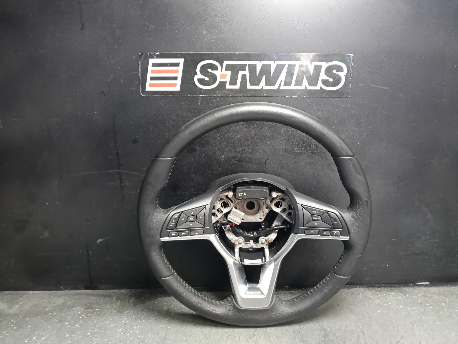 Used auto part listing image: 2024 NISSAN NAVARA STEERING WHEEL NP300, LEATHER, 12/20-12/25 0000408211