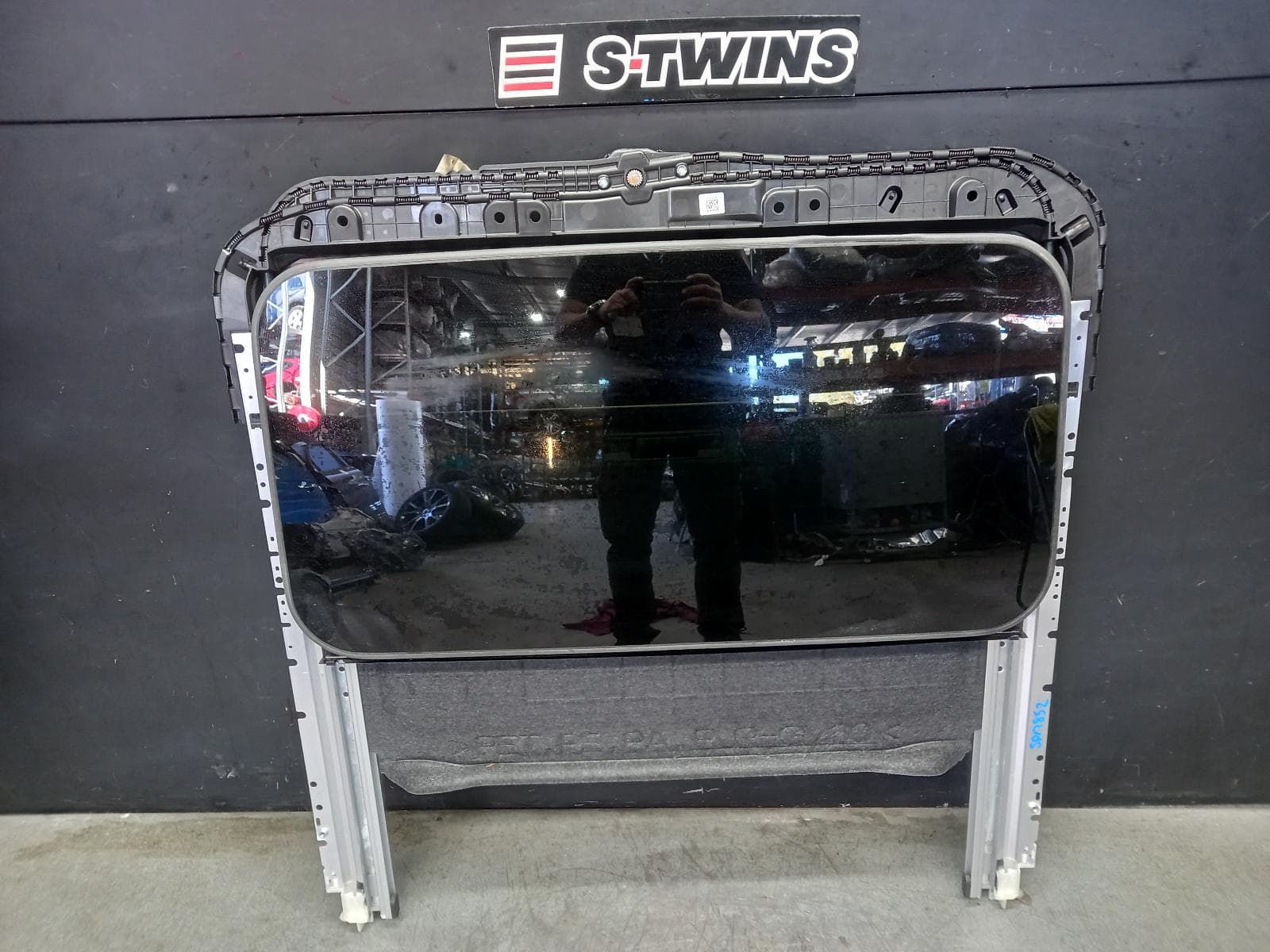Used auto part listing image: 2024 NISSAN NAVARA ROOF GLASS SUNROOF T NP300, SUNROOF, 04/15- 0000408177