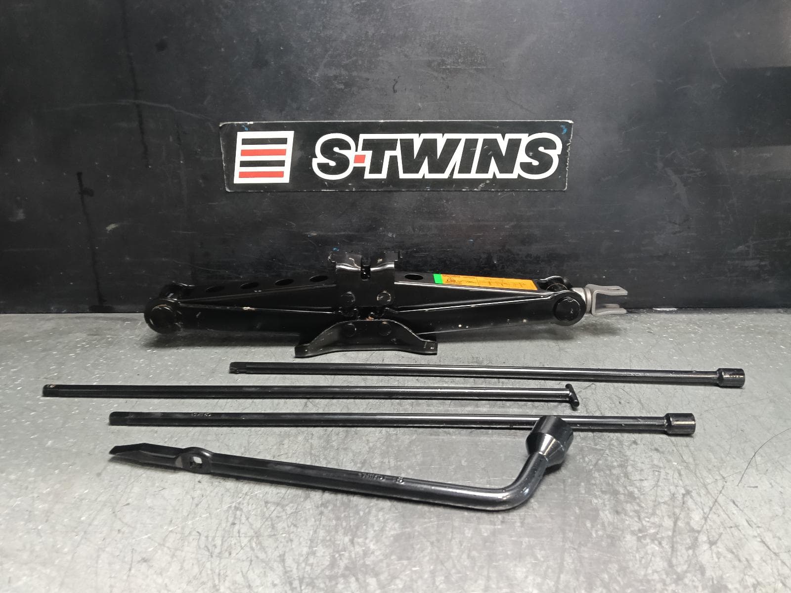 Used auto part listing image: 2024 NISSAN NAVARA JACK TOOL KIT NP300, 04/15-12/25 0000408214