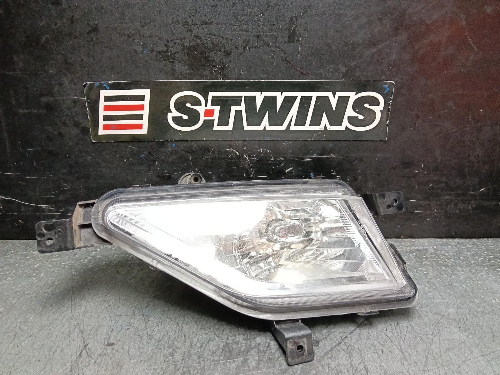 Used auto part listing image: 2022 LDV DELIVER 9 RIGHT INDICATOR FOG SIDE BUMPER FOGLAMP, W/ HALOGEN TYPE, 07/20- 0000402976