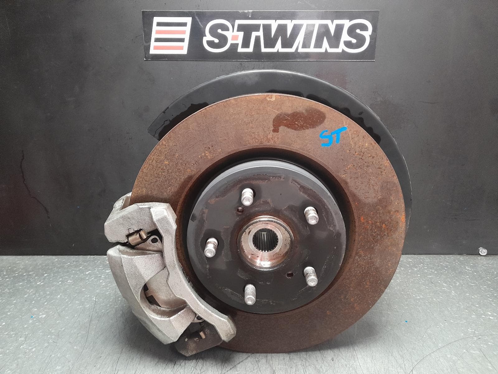 Used auto part listing image: 2018 TOYOTA CAMRY LEFT FRONT HUB ASSEMBLY XV70, NON HEV, 09/17-05/24 0000355813