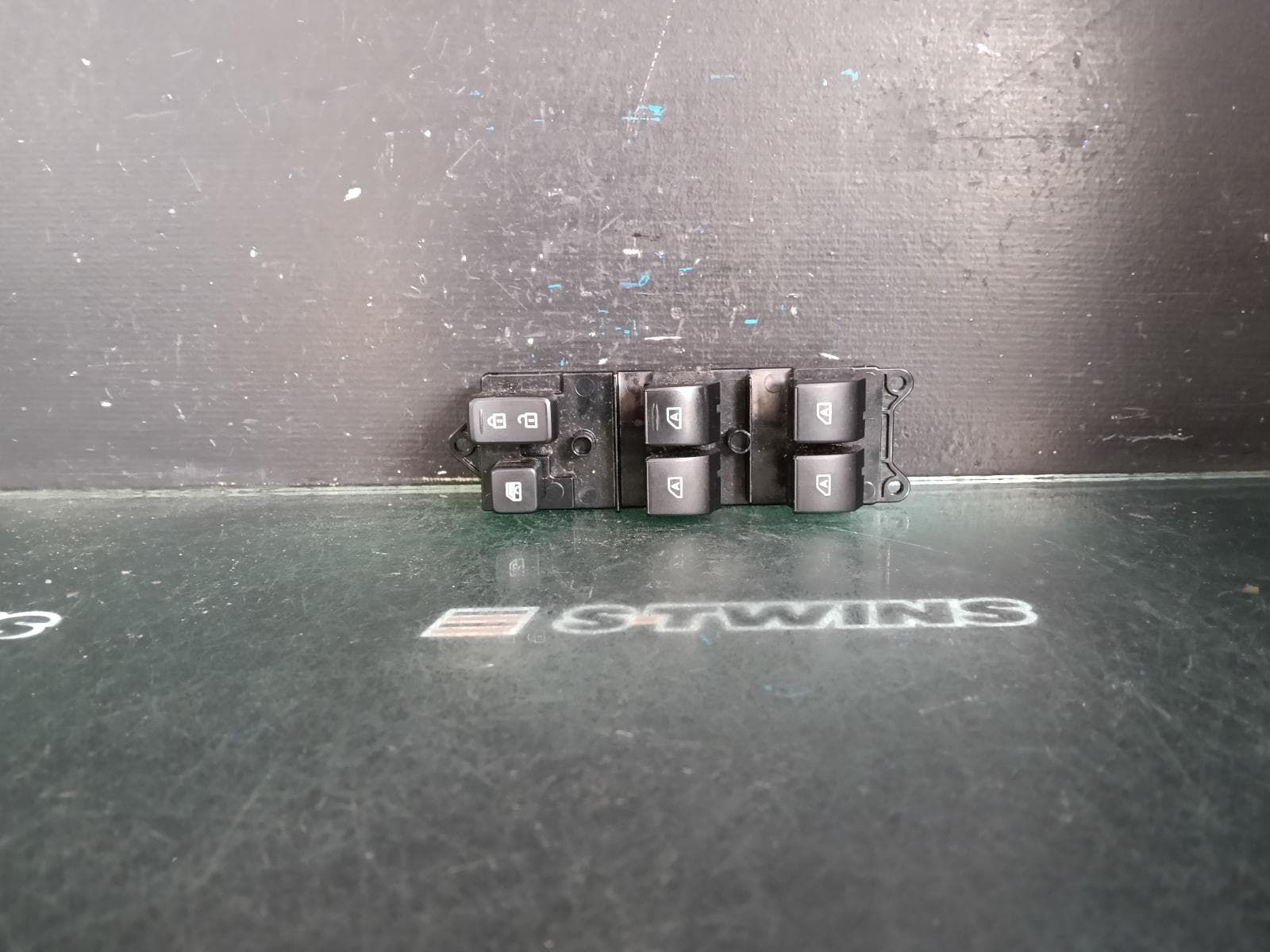 Used auto part listing image: 2021 MITSUBISHI PAJERO PWR DR WIND SWITCH RH FRONT (MASTER SWITCH), PAJERO SPORT, QF-QG, 11/19- 0000409121
