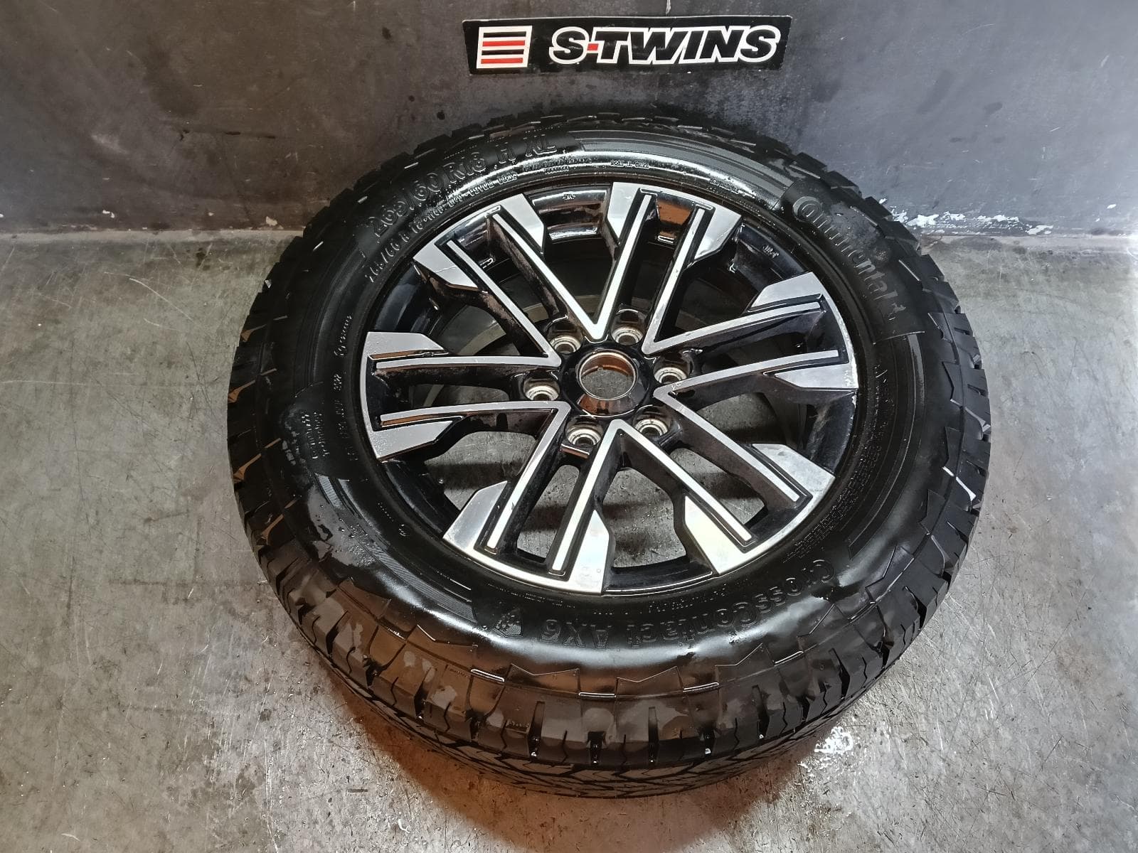 Used auto part listing image: 2021 MITSUBISHI PAJERO WHEEL MAG FACTORY, 18X7.5IN, 6 V SPOKE, BI-COLOUR, PAJERO SPORT, QF, 11/19-02/24 0000409053