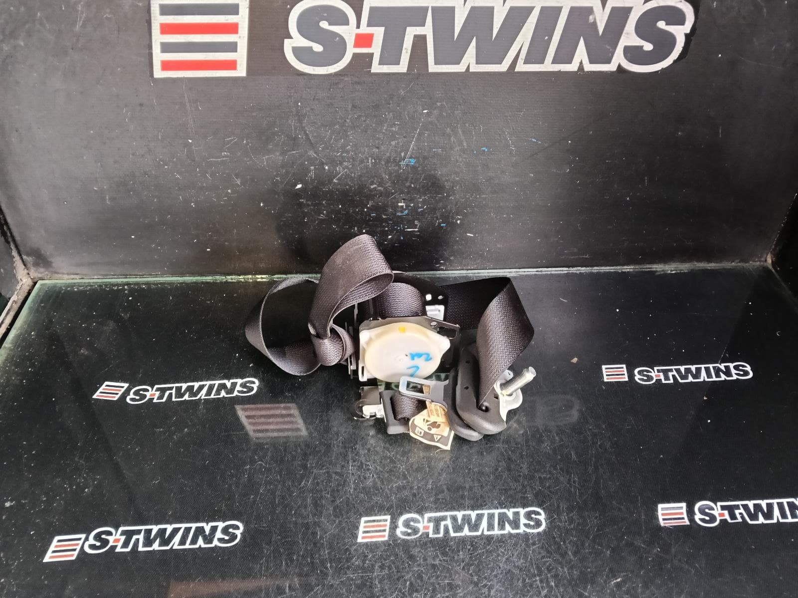 Used auto part listing image: 2021 MITSUBISHI PAJERO SEAT BELT STALK CENTRE REAR, 2ND ROW, SEAT BELT ONLY, PAJERO SPORT, QE-QG, 10/15- 0000409126
