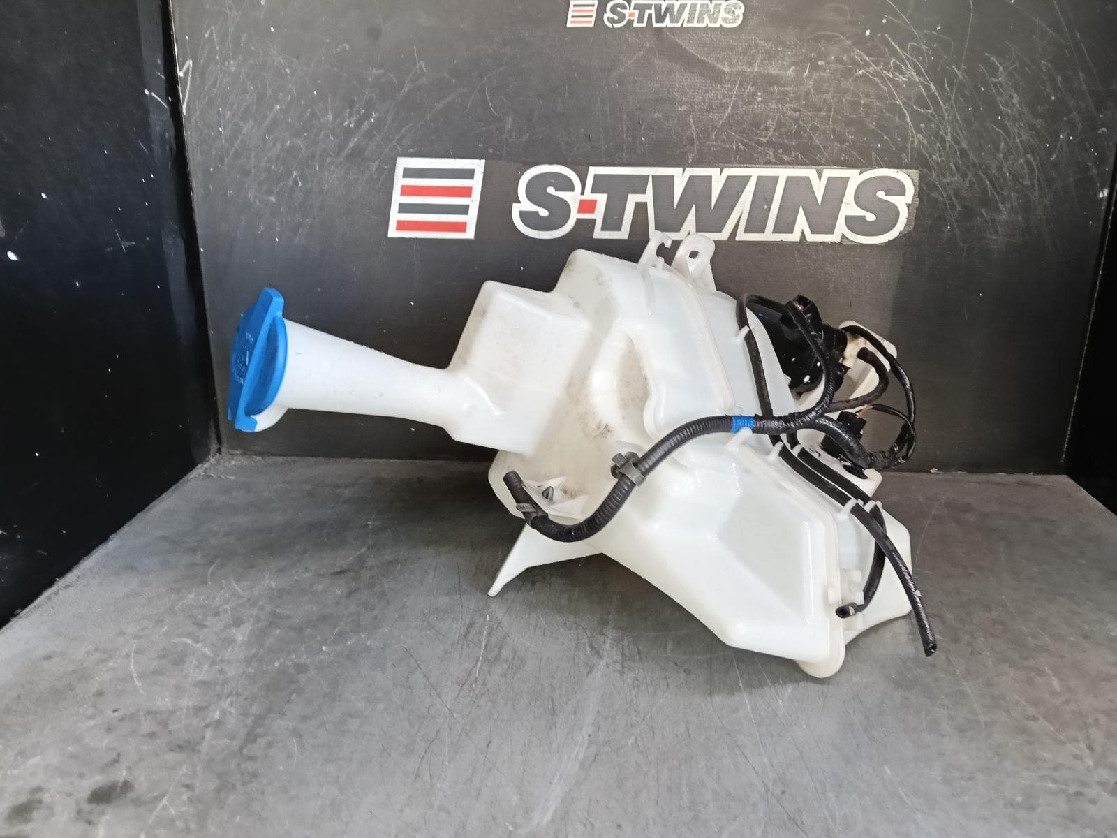 Used auto part listing image: 2019 HYUNDAI I30 WASHER BOTTLE PD, HATCH (S. KOREA VIN KMHH), 03/17-12/23 0000403409