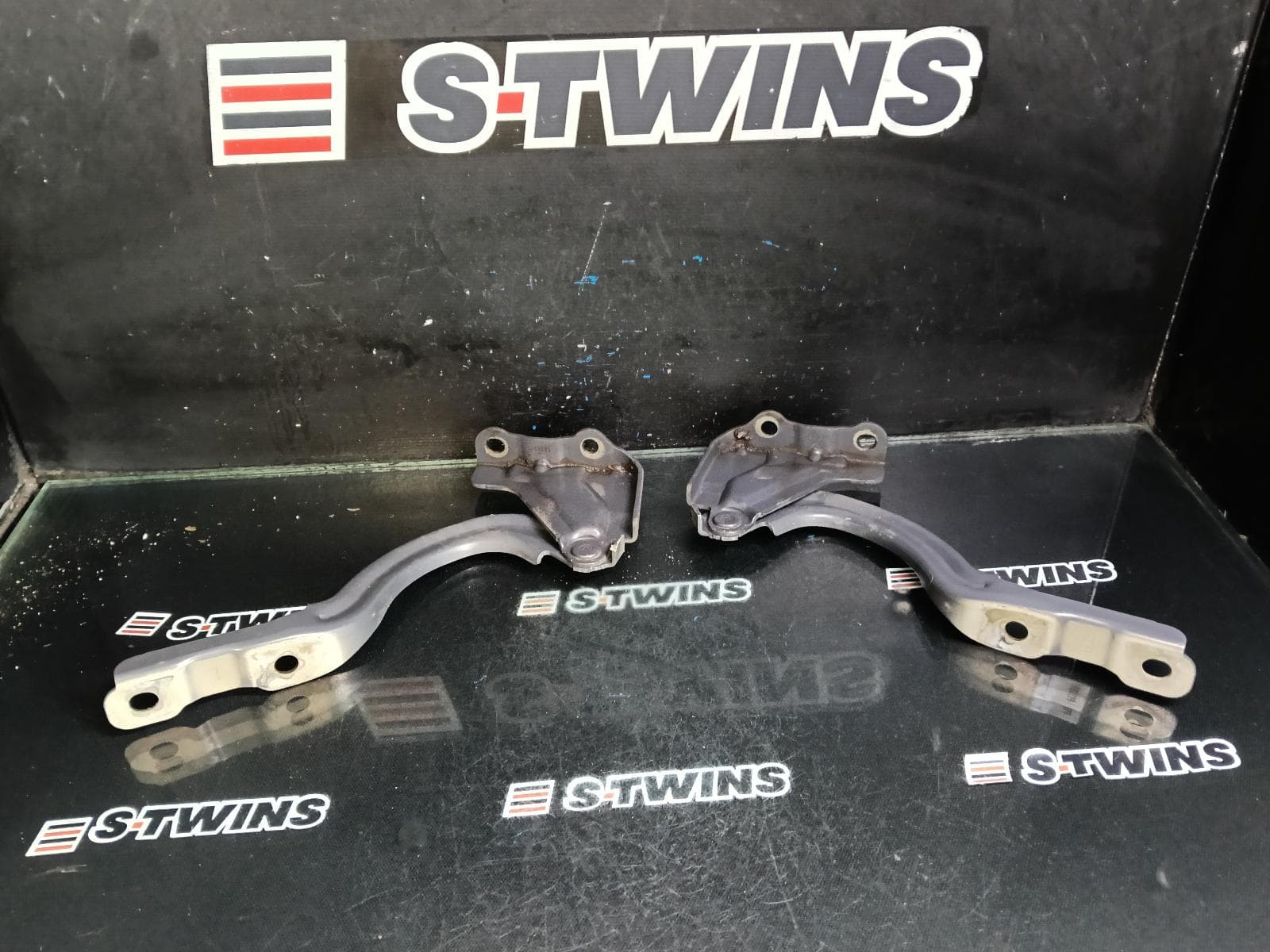Used auto part listing image: 2019 HYUNDAI I30 BONNET HINGE STRUT HINGES (PAIR), PD, 03/17- 0000403417
