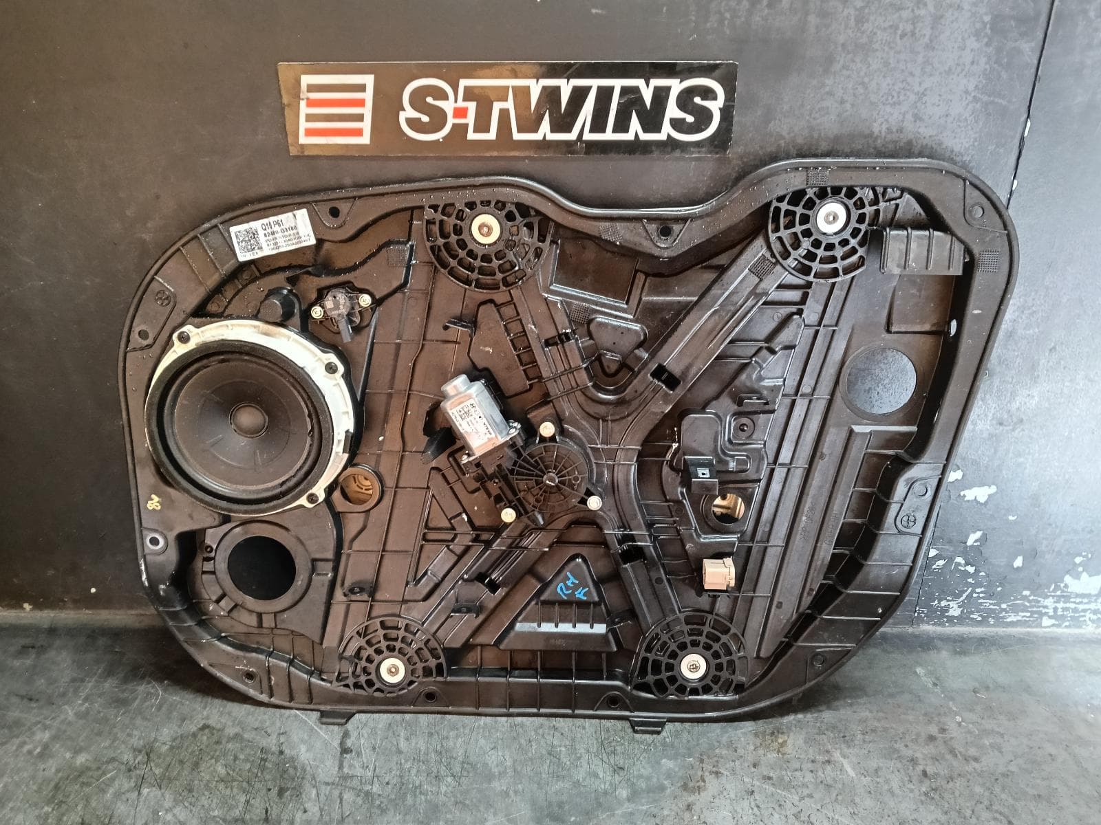 Used auto part listing image: 2019 HYUNDAI I30 RIGHT FRONT WINDOW REG MOTOR PD, HATCH, DOOR REG ASSY (REG AND MOTOR), 5 PIN TYPE, 03/17-12/25 0000403427