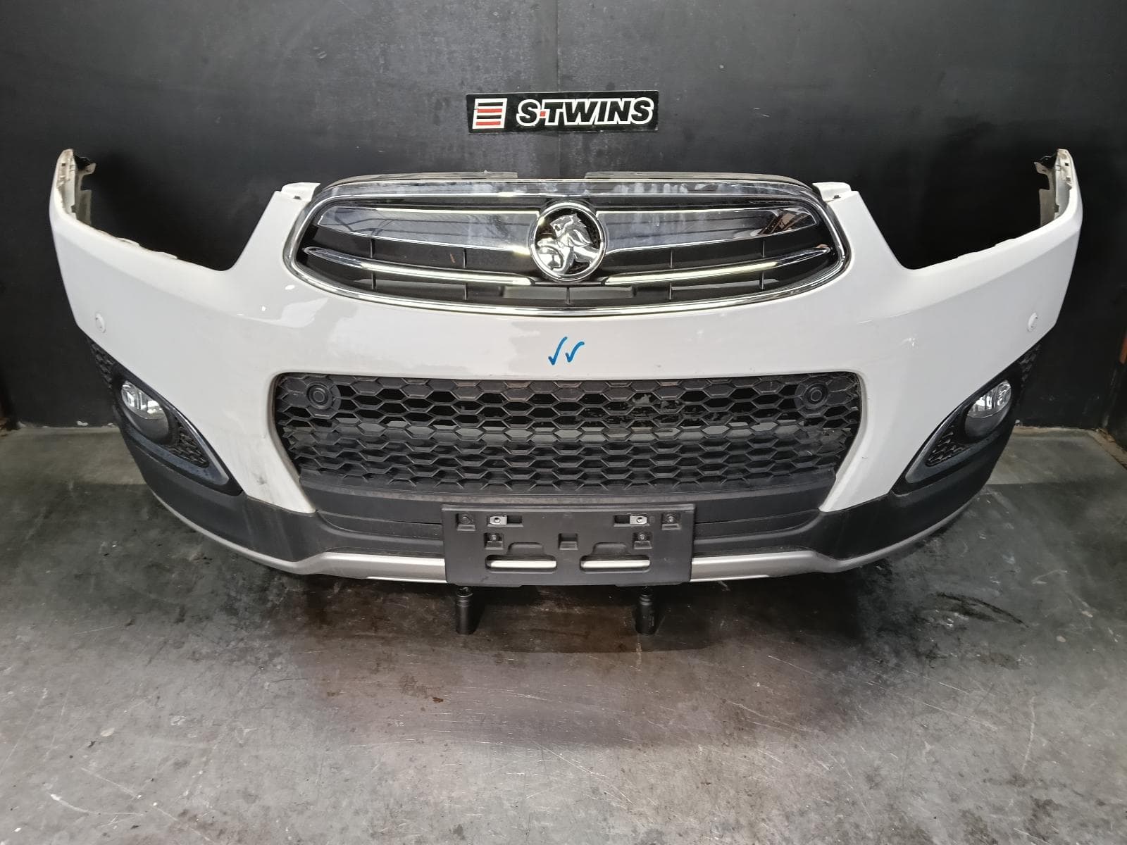 Used auto part listing image: 2014 HOLDEN CAPTIVA FRONT BUMPER BUMPER BAR (UPPER & LOWER), CG, CAPTIVA 7 (4TH VIN = C), W/ PARK SENSOR TYPE, 01/14-09/15 0000403538