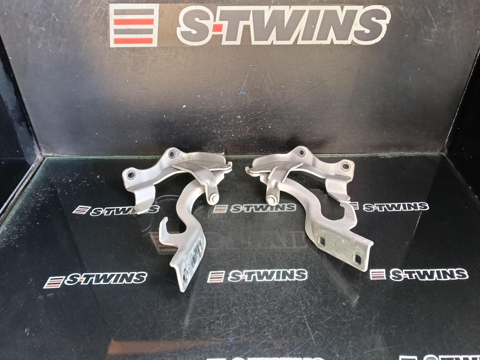Used auto part listing image: 2014 HOLDEN CAPTIVA BONNET HINGE STRUT HINGES (PAIR), CG, 01/11-06/18 0000403774