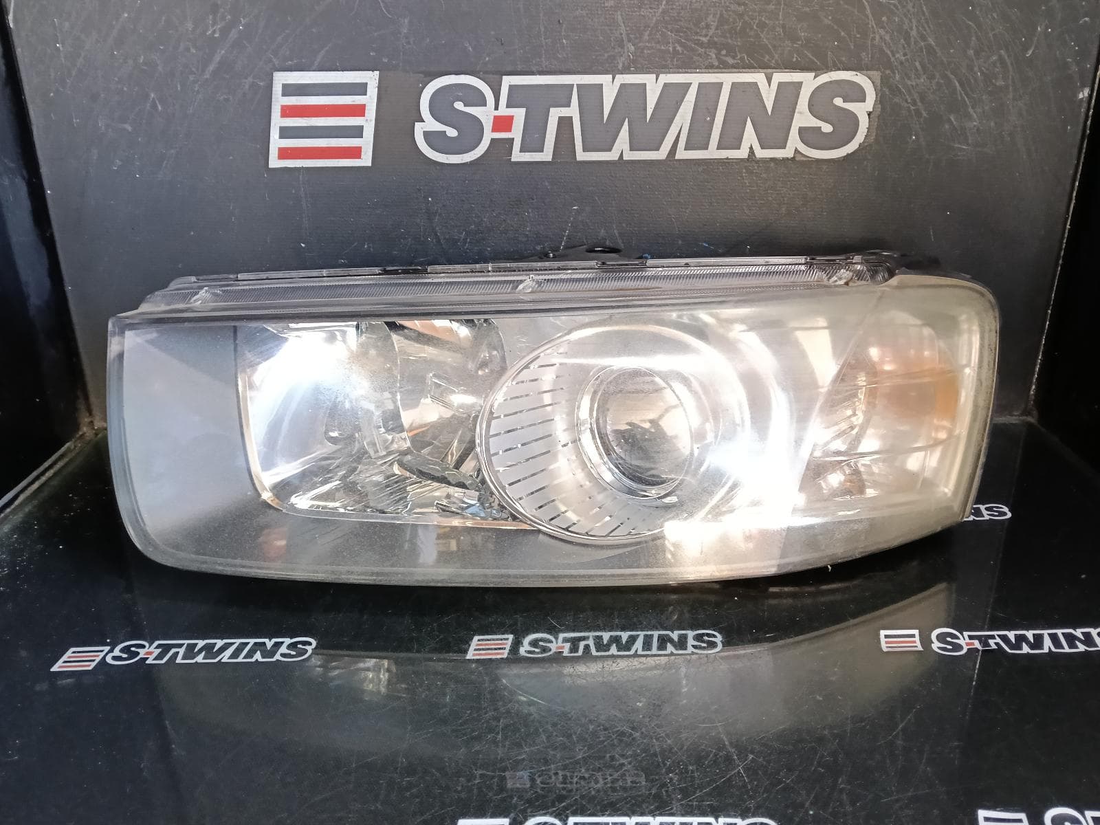 Used auto part listing image: 2014 HOLDEN CAPTIVA LEFT HEADLAMP CG, CAPTIVA 7 (4TH VIN = C), BLACK SURROUND, 01/11-09/15 0000403776