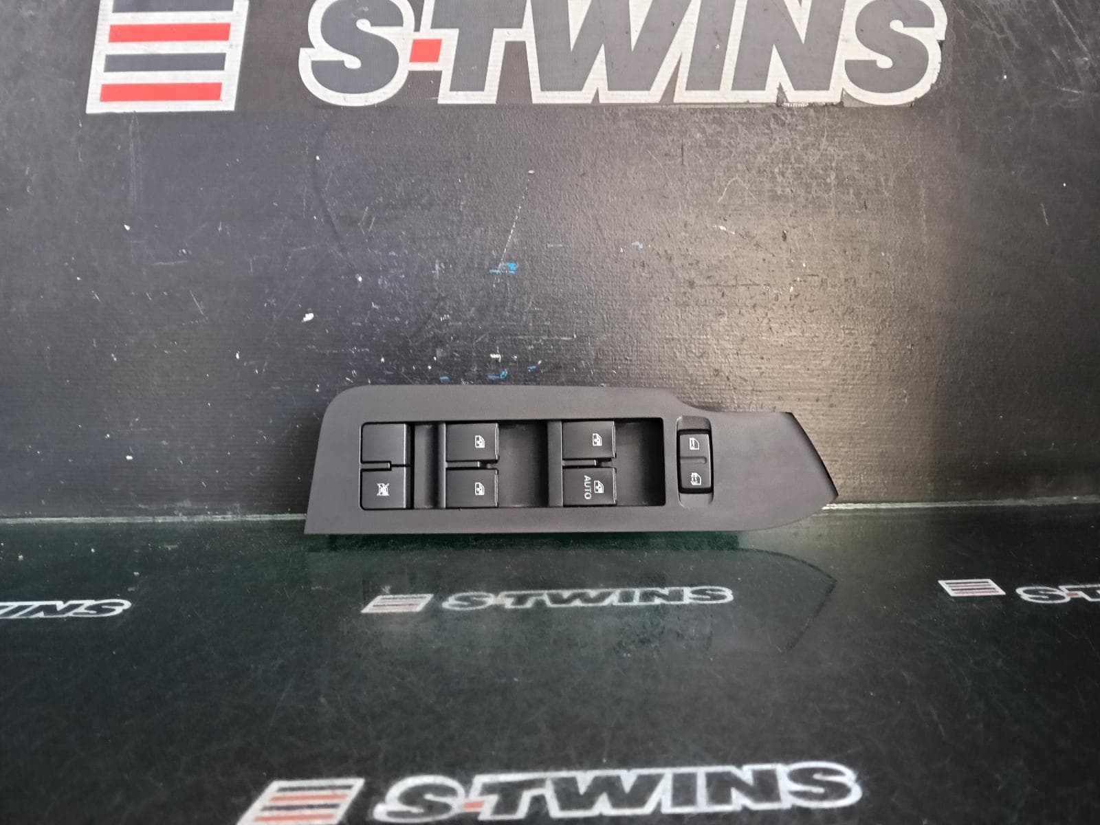 Used auto part listing image: 2014 HOLDEN CAPTIVA PWR DR WIND SWITCH RH FRONT (MASTER SWITCH), CAPTIVA 7 (VIN KL3C), CG, 01/14-06/18 0000403777