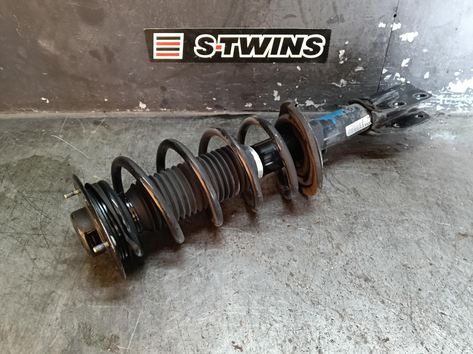 Used auto part listing image: 2014 HOLDEN CAPTIVA RIGHT FRONT STRUT CG, AWD TYPE, 01/11-06/18 0000403783