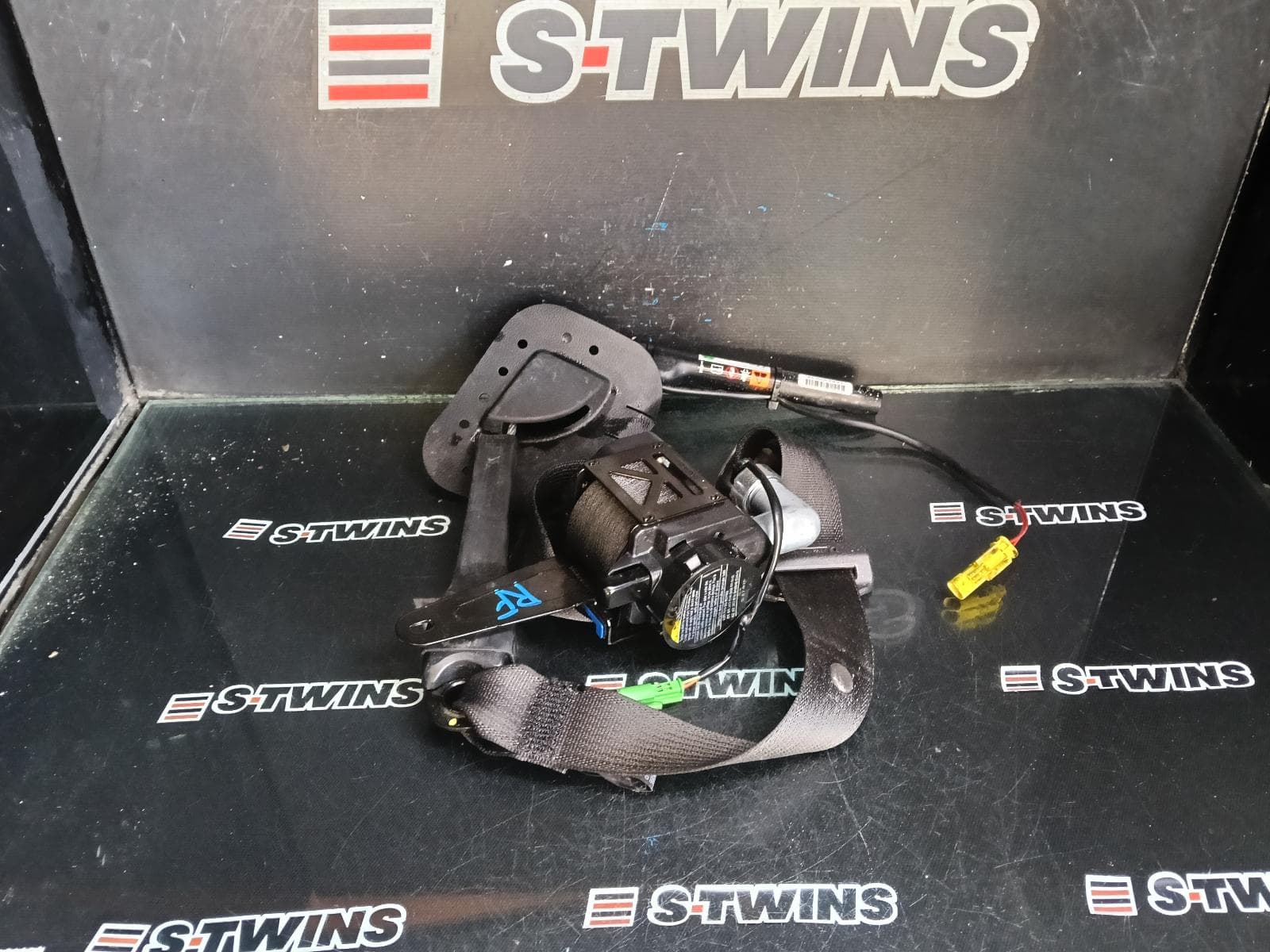 Used auto part listing image: 2014 HOLDEN CAPTIVA SEAT BELT STALK RH FRONT, SEAT BELT ONLY, 7 SEAT TYPE, CG, 01/11-06/18 0000403793