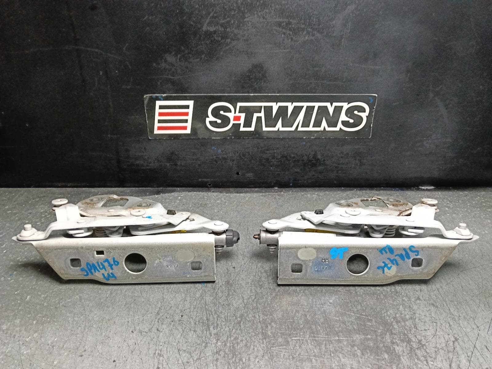 Used auto part listing image: 2018 AUDI Q7 BONNET HINGE STRUT PYROTECHNIC BONNET ACTUATORS (PAIR), 4M, 09/15- 0000405297