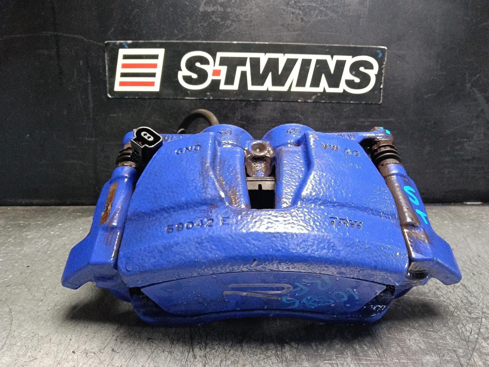 Used auto part listing image: 2023 VOLKSWAGEN TIGUAN CALIPER RH FRONT, R, BLUE, 5NA, 06/21-02/24 0000405643