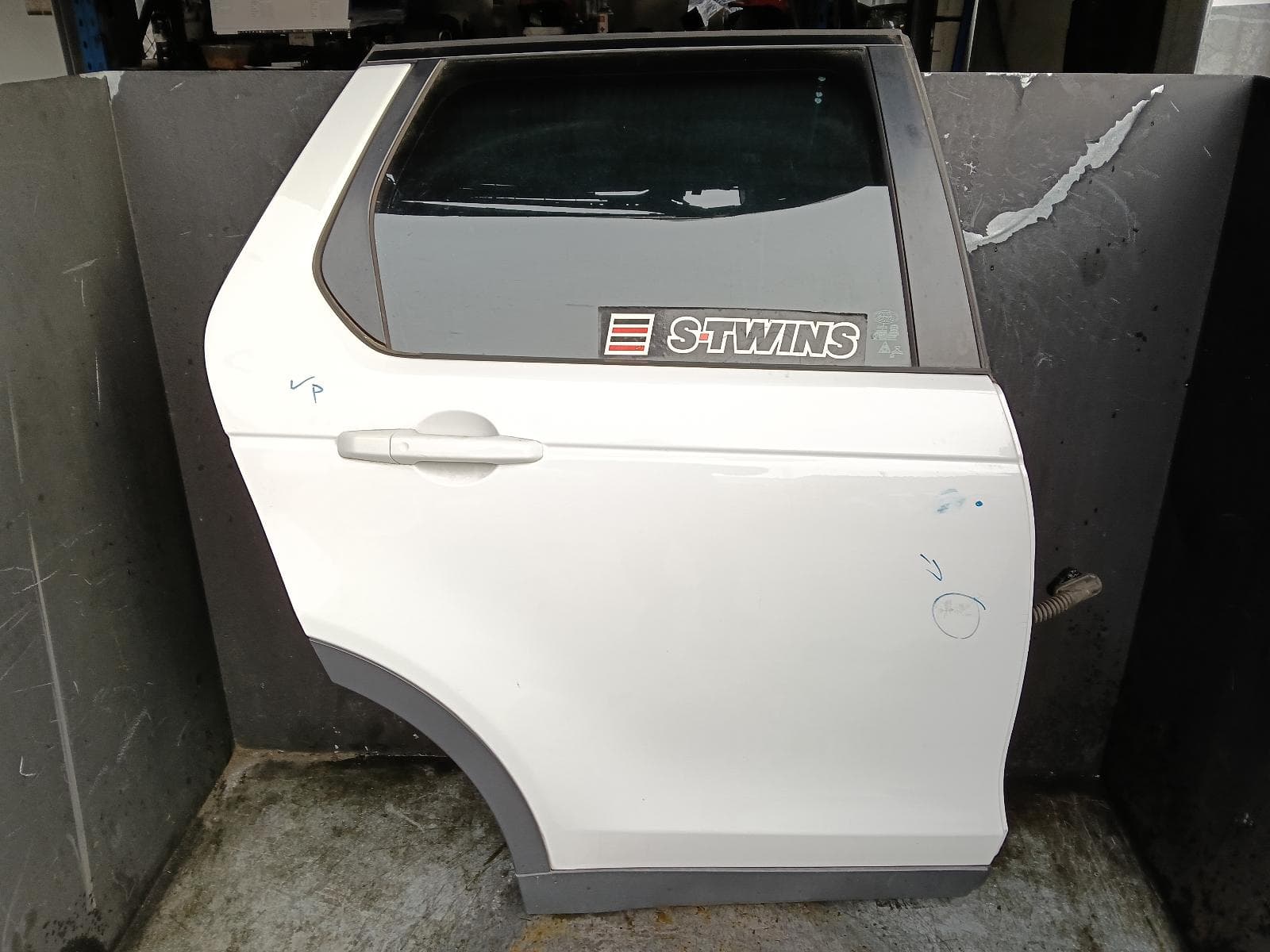 Used auto part listing image: 2017 LAND ROVER DISCOVERY SPORT RIGHT REAR DOOR SLIDING L550, 01/15- 0000408347