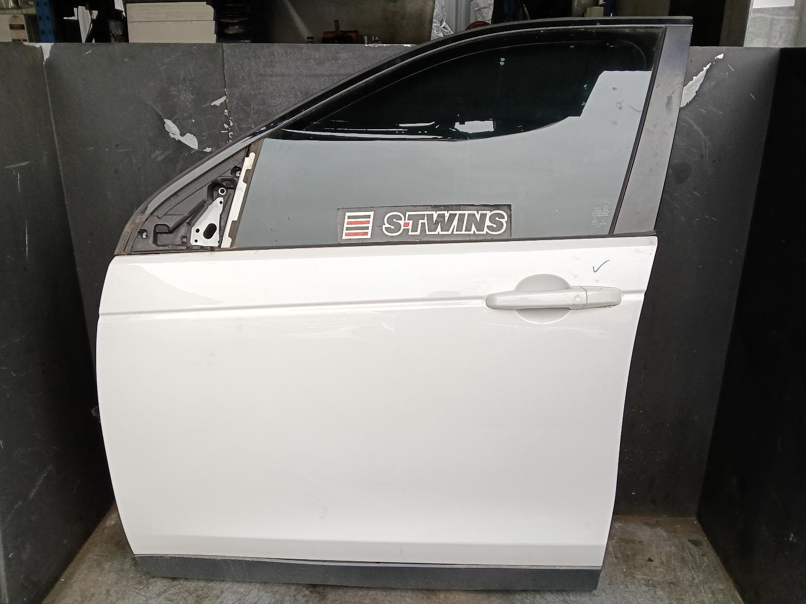Used auto part listing image: 2017 LAND ROVER DISCOVERY SPORT LEFT FRONT DOOR L550, 01/15- 0000408346