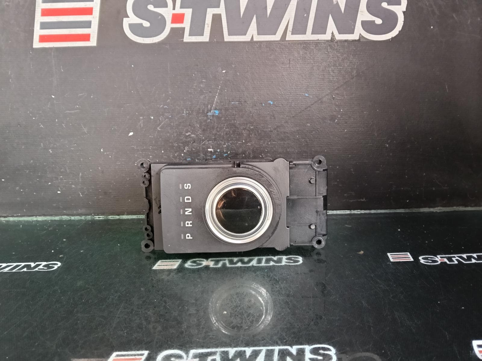 Used auto part listing image: 2017 LAND ROVER DISCOVERY SPORT GEAR STICK SHIFTER GEAR SHIFT ASSY, AUTO, L550, 01/15-06/19 0000408677